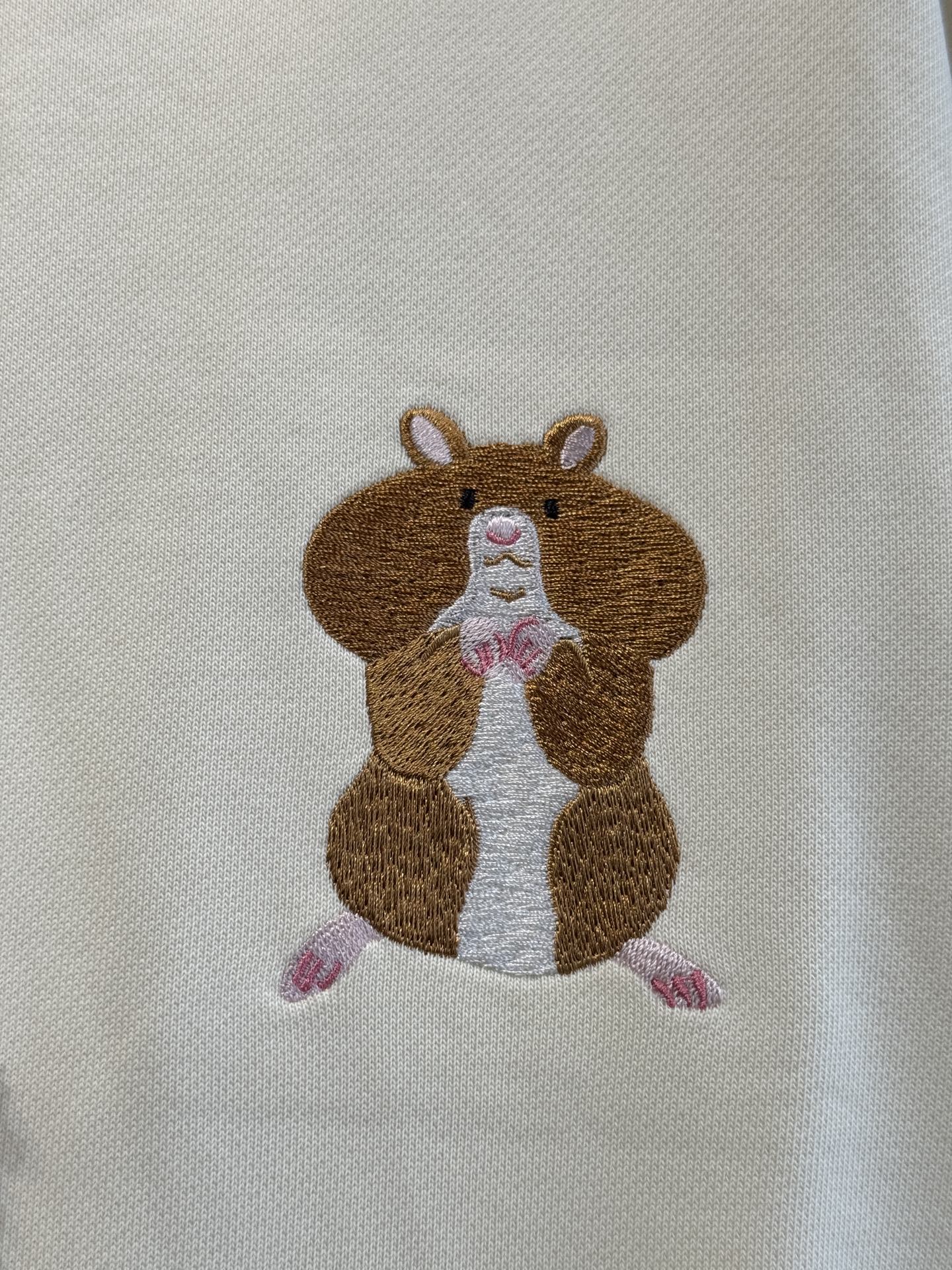 Loe松鼠图案连帽卫衣采用棉混纺面料 。棉混纺面料通常会混入聚酯纤维等成分，这不仅能增强面料的挺括度和耐