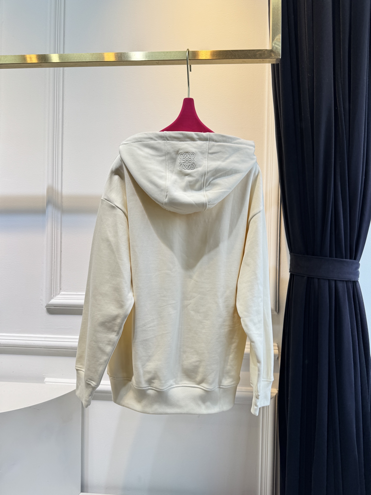 Loe松鼠图案连帽卫衣采用棉混纺面料 。棉混纺面料通常会混入聚酯纤维等成分，这不仅能增强面料的挺括度和耐