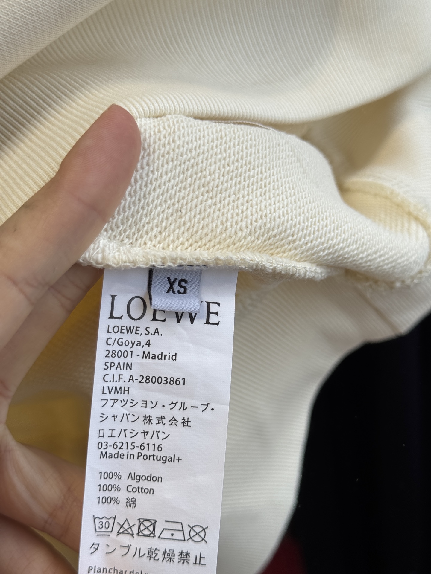 Loe松鼠图案连帽卫衣采用棉混纺面料 。棉混纺面料通常会混入聚酯纤维等成分，这不仅能增强面料的挺括度和耐