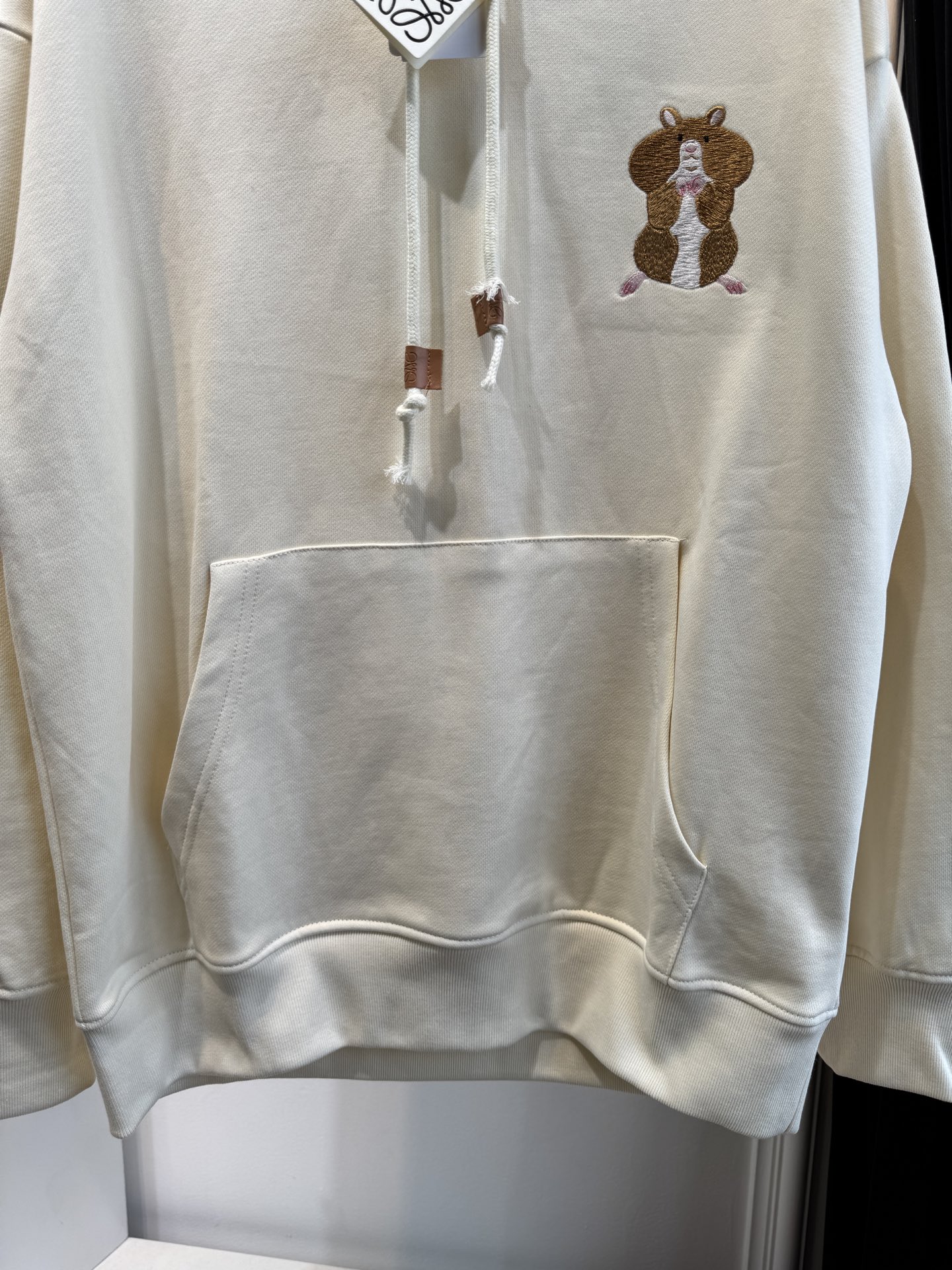 Loe松鼠图案连帽卫衣采用棉混纺面料 。棉混纺面料通常会混入聚酯纤维等成分，这不仅能增强面料的挺括度和耐