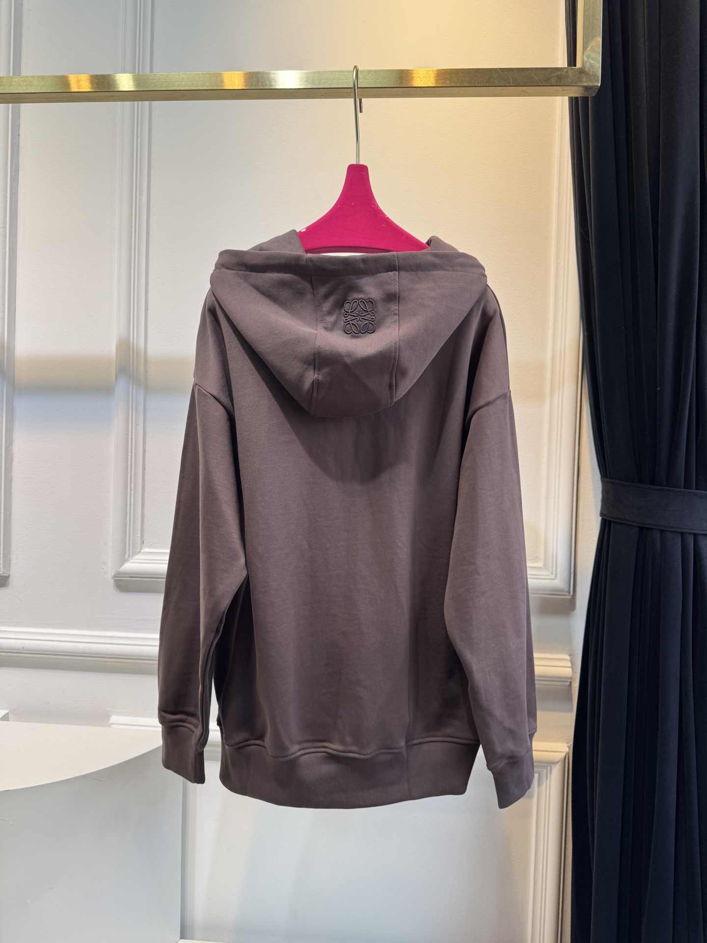 Loe松鼠图案连帽卫衣采用棉混纺面料 。棉混纺面料通常会混入聚酯纤维等成分，这不仅能增强面料的挺括度和耐