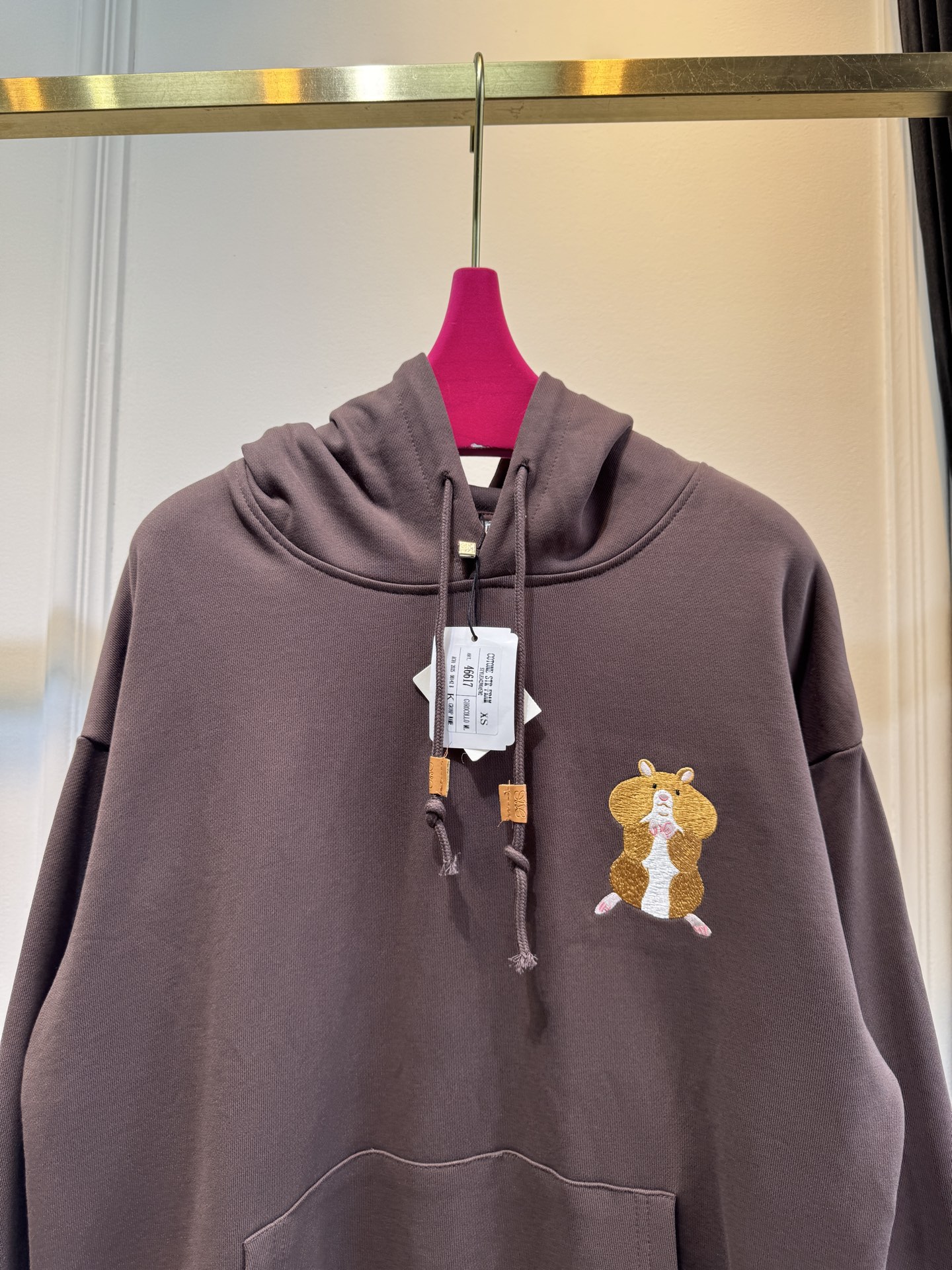 Loe松鼠图案连帽卫衣采用棉混纺面料 。棉混纺面料通常会混入聚酯纤维等成分，这不仅能增强面料的挺括度和耐