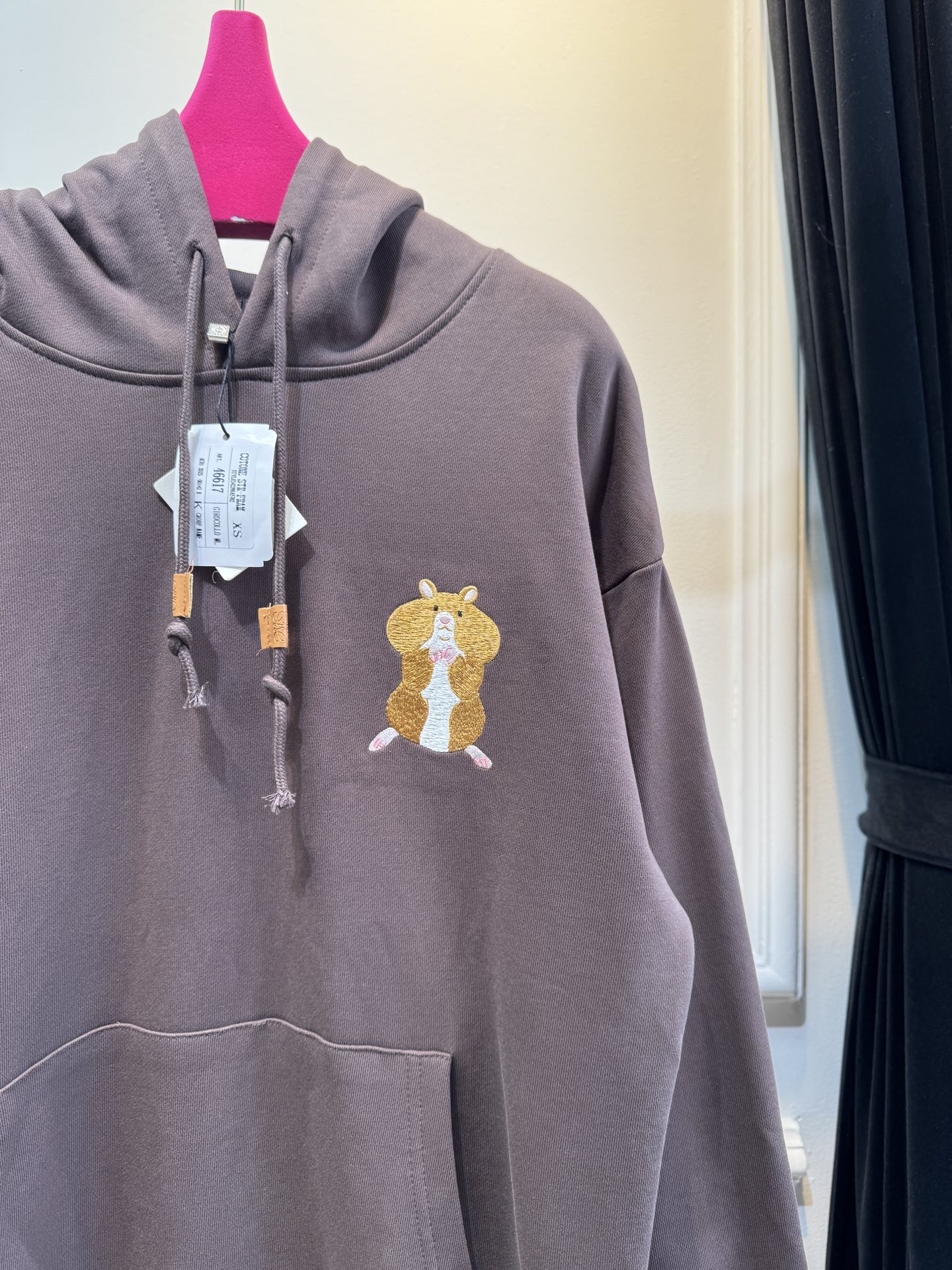 Loe松鼠图案连帽卫衣采用棉混纺面料 。棉混纺面料通常会混入聚酯纤维等成分，这不仅能增强面料的挺括度和耐