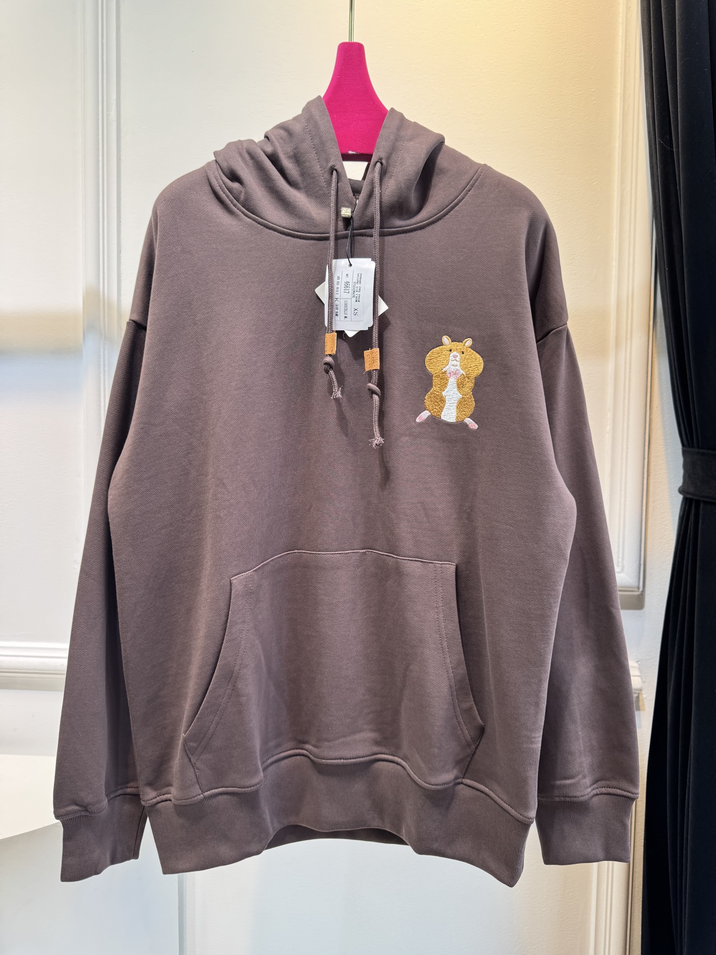 Loe松鼠图案连帽卫衣采用棉混纺面料 。棉混纺面料通常会混入聚酯纤维等成分，这不仅能增强面料的挺括度和耐