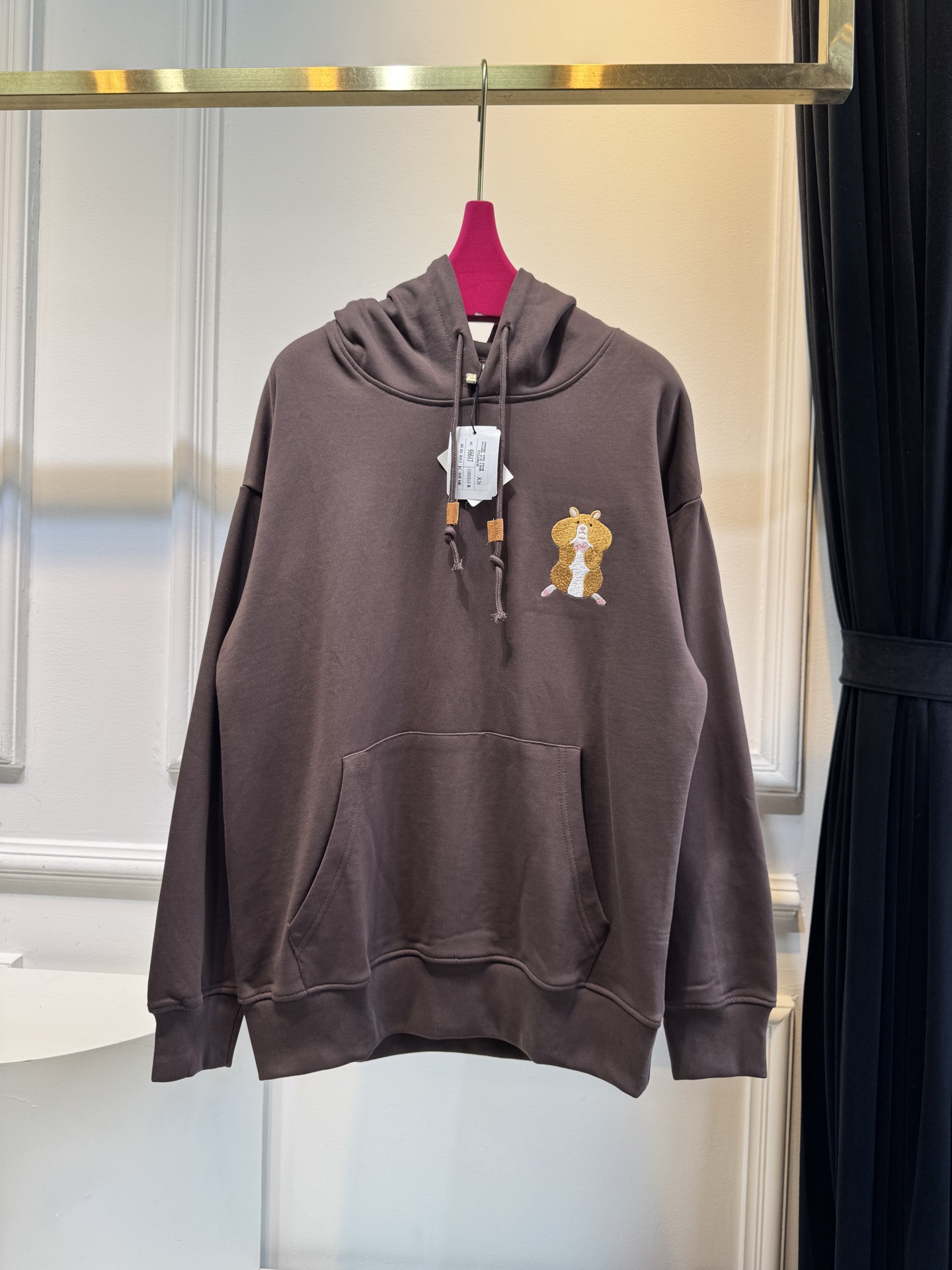 Loe松鼠图案连帽卫衣采用棉混纺面料 。棉混纺面料通常会混入聚酯纤维等成分，这不仅能增强面料的挺括度和耐