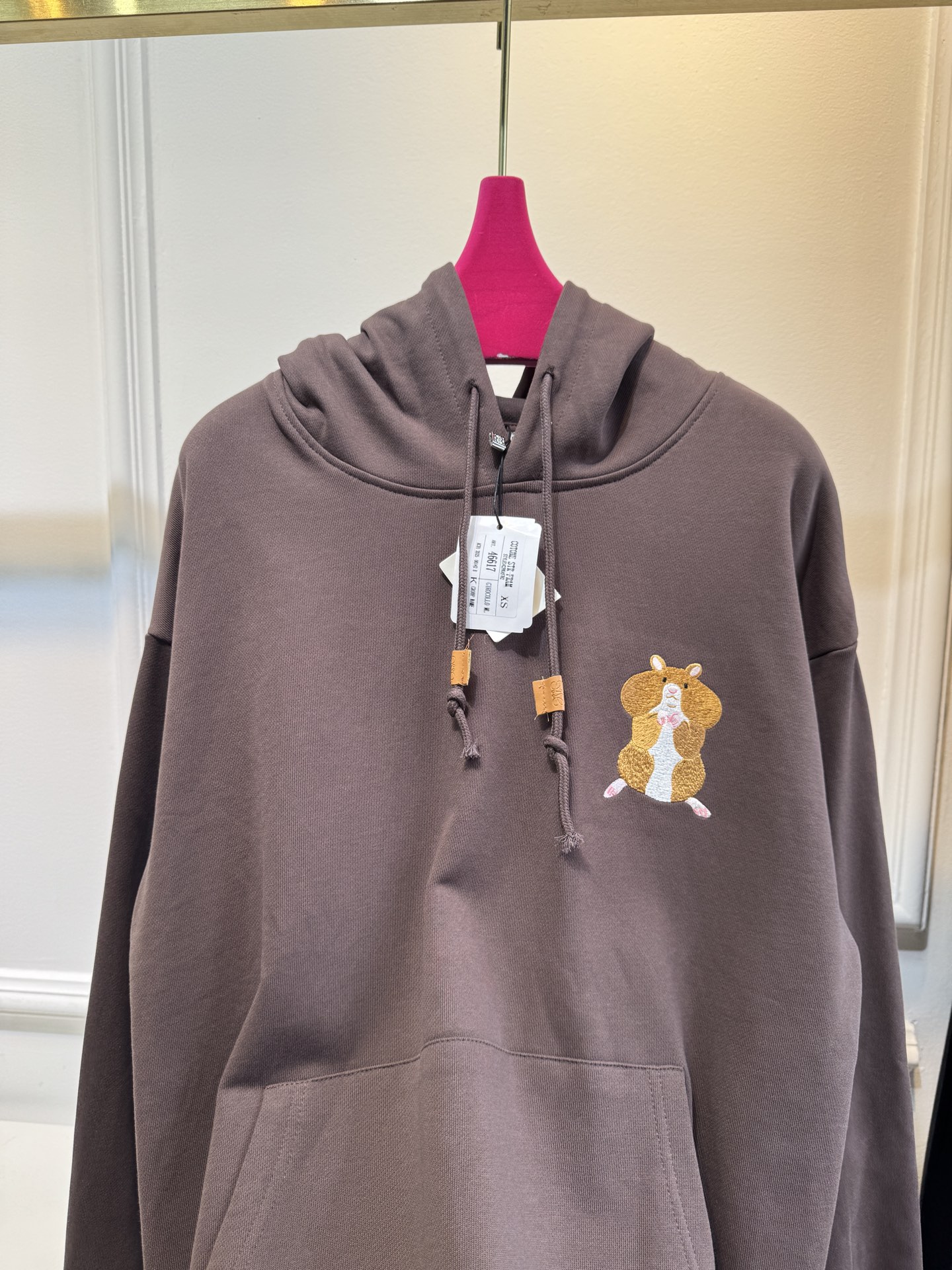 Loe松鼠图案连帽卫衣采用棉混纺面料 。棉混纺面料通常会混入聚酯纤维等成分，这不仅能增强面料的挺括度和耐