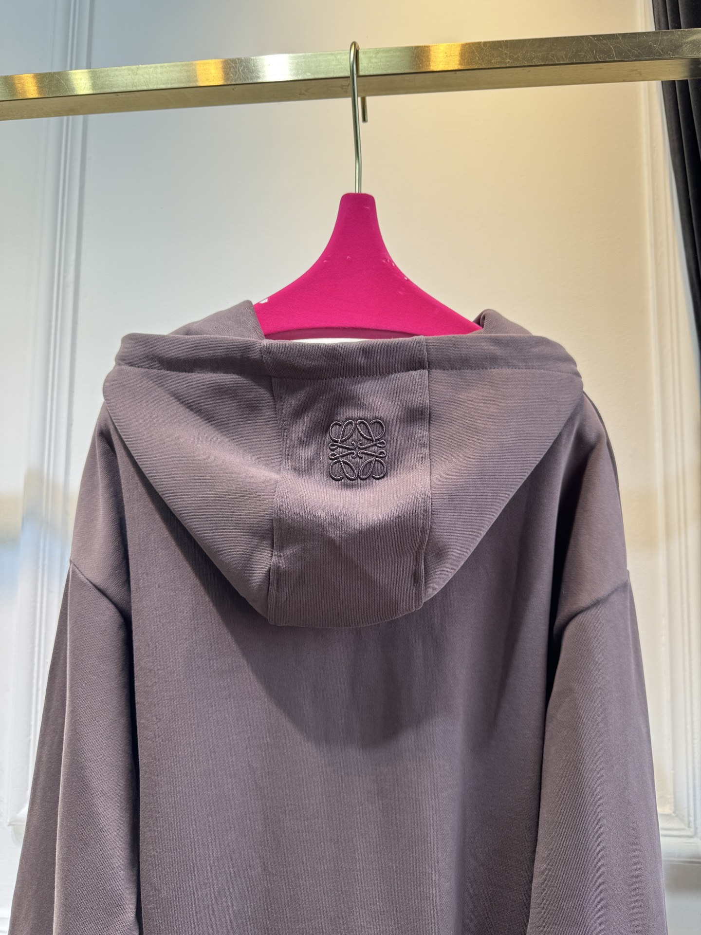 Loe松鼠图案连帽卫衣采用棉混纺面料 。棉混纺面料通常会混入聚酯纤维等成分，这不仅能增强面料的挺括度和耐