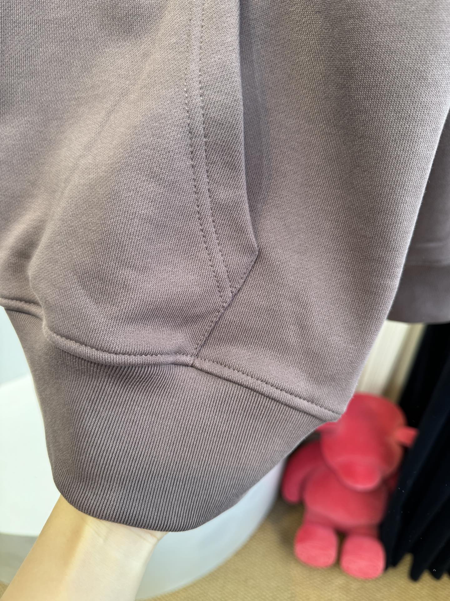 Loe松鼠图案连帽卫衣采用棉混纺面料 。棉混纺面料通常会混入聚酯纤维等成分，这不仅能增强面料的挺括度和耐