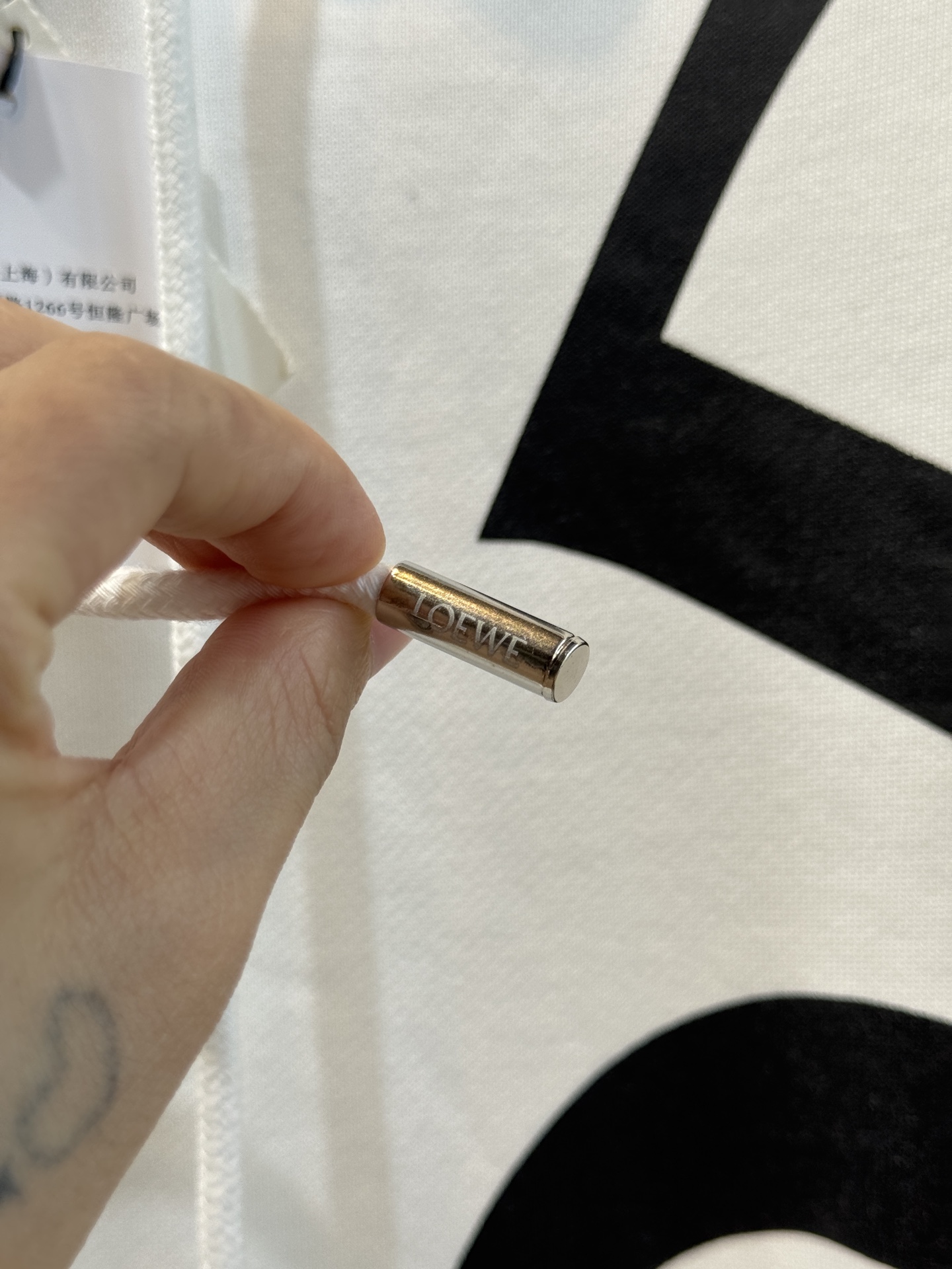 Loe大字母连帽卫衣棉质面料亲肤性佳，穿着柔软舒适，透气性和吸湿性强，能保持皮肤干爽，适合日常长时间穿着