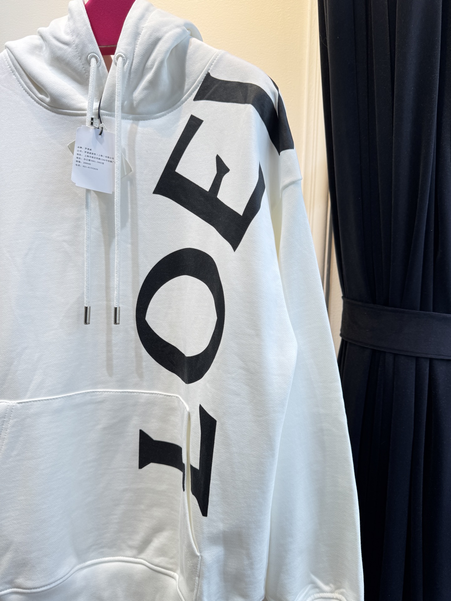 Loe大字母连帽卫衣棉质面料亲肤性佳，穿着柔软舒适，透气性和吸湿性强，能保持皮肤干爽，适合日常长时间穿着