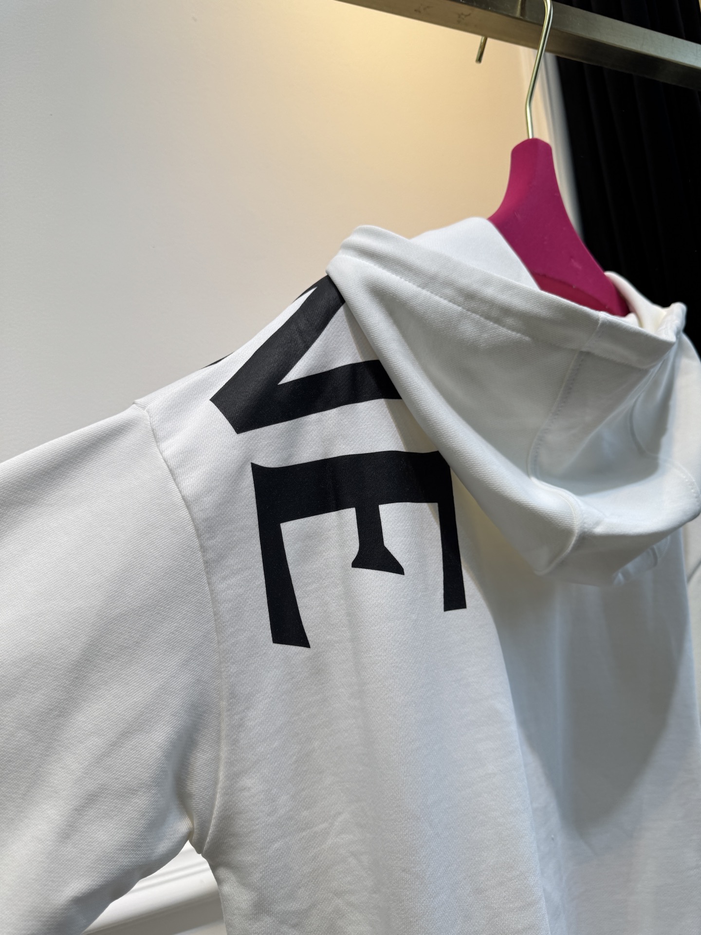 Loe大字母连帽卫衣棉质面料亲肤性佳，穿着柔软舒适，透气性和吸湿性强，能保持皮肤干爽，适合日常长时间穿着