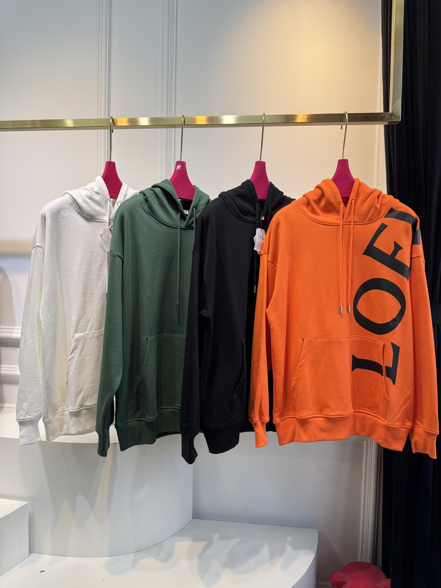 Loe大字母连帽卫衣棉质面料亲肤性佳，穿着柔软舒适，透气性和吸湿性强，能保持皮肤干爽，适合日常长时间穿着