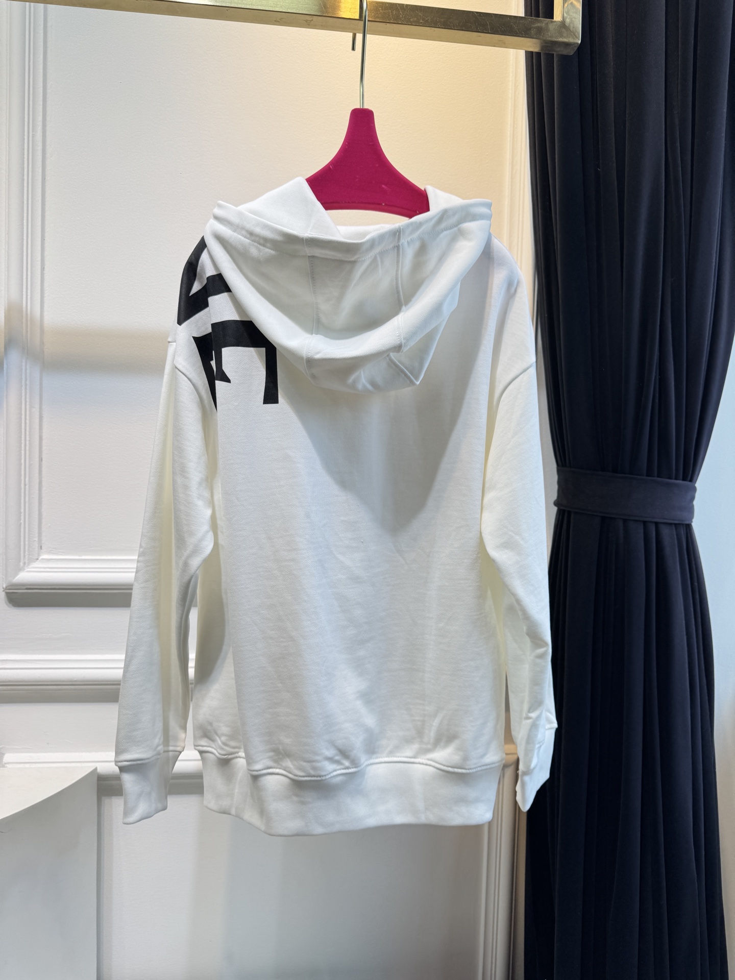 Loe大字母连帽卫衣棉质面料亲肤性佳，穿着柔软舒适，透气性和吸湿性强，能保持皮肤干爽，适合日常长时间穿着