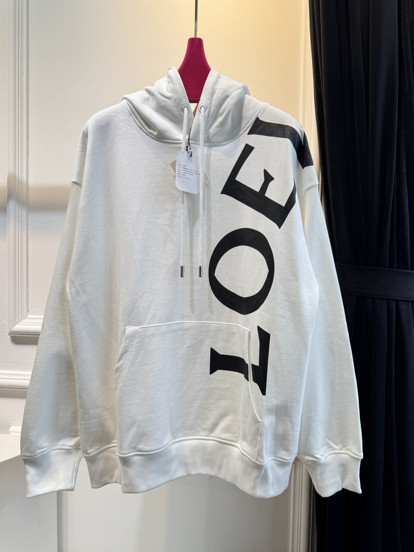 Loe大字母连帽卫衣棉质面料亲肤性佳，穿着柔软舒适，透气性和吸湿性强，能保持皮肤干爽，适合日常长时间穿着