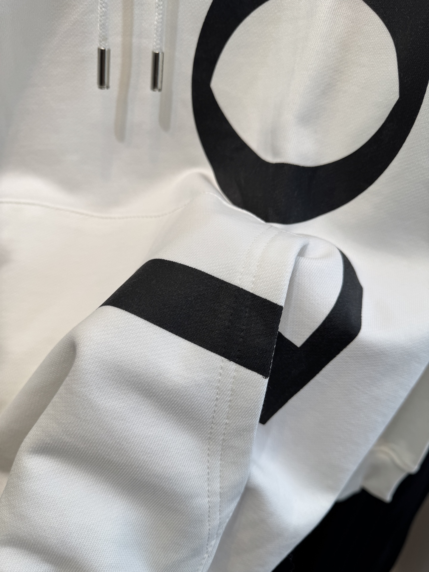 Loe大字母连帽卫衣棉质面料亲肤性佳，穿着柔软舒适，透气性和吸湿性强，能保持皮肤干爽，适合日常长时间穿着