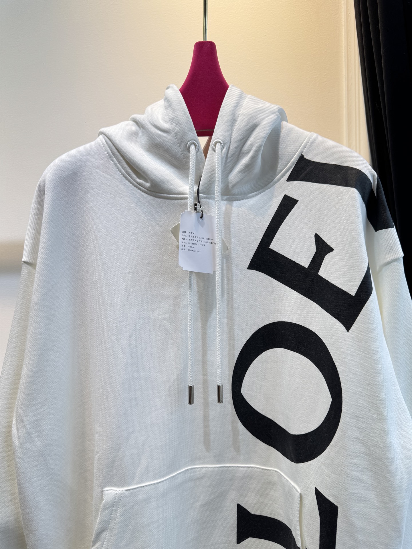 Loe大字母连帽卫衣棉质面料亲肤性佳，穿着柔软舒适，透气性和吸湿性强，能保持皮肤干爽，适合日常长时间穿着