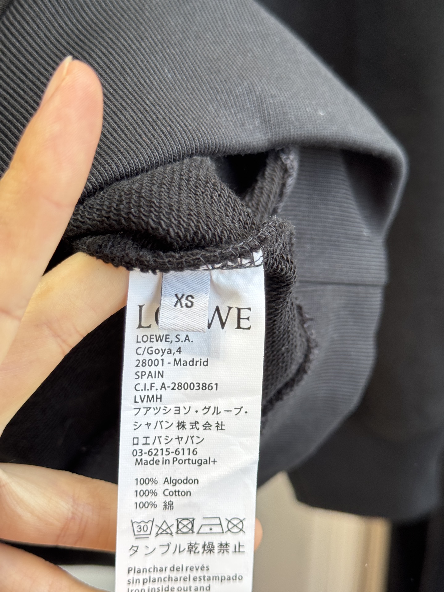 Loe大字母连帽卫衣棉质面料亲肤性佳，穿着柔软舒适，透气性和吸湿性强，能保持皮肤干爽，适合日常长时间穿着