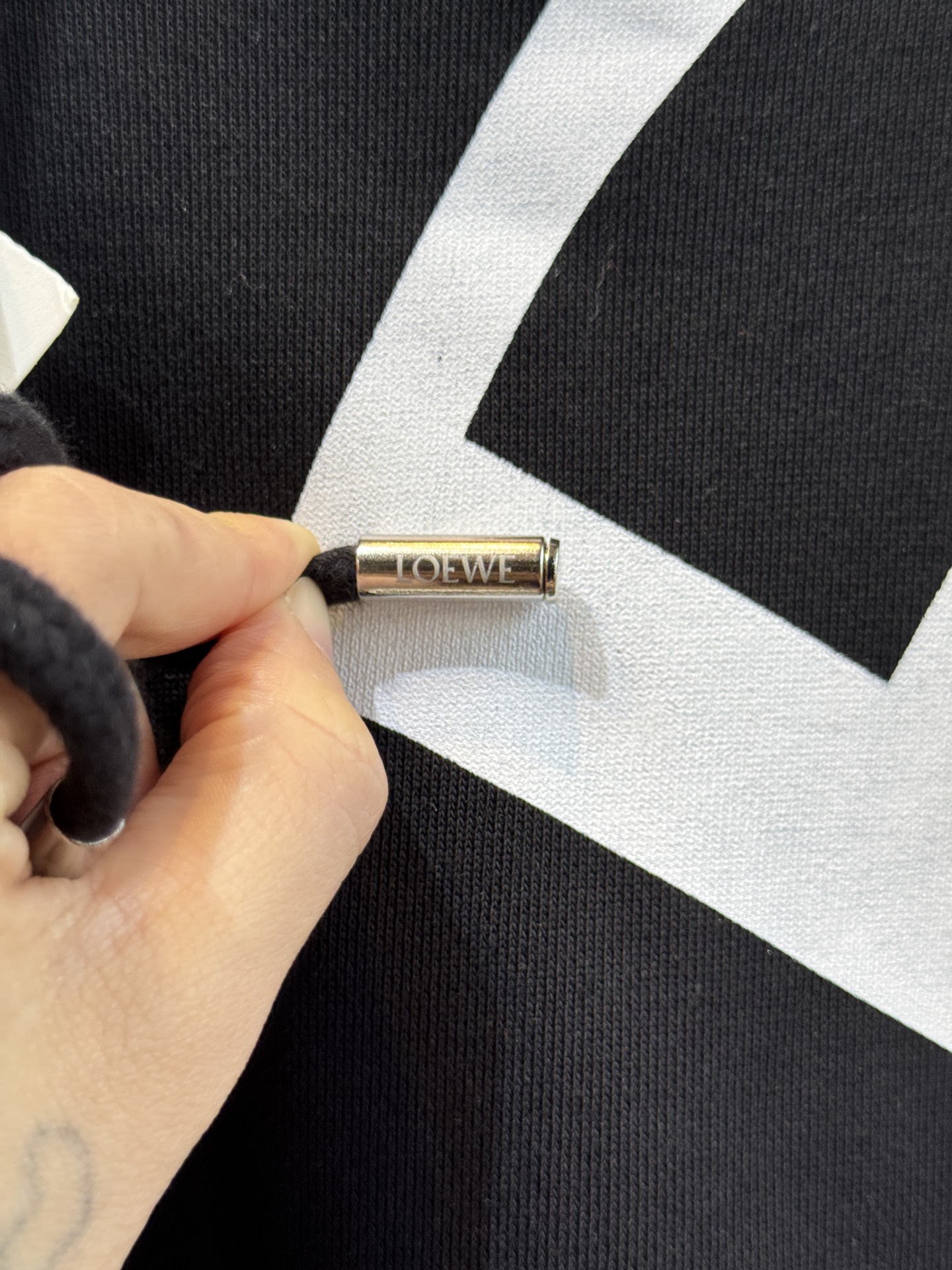 Loe大字母连帽卫衣棉质面料亲肤性佳，穿着柔软舒适，透气性和吸湿性强，能保持皮肤干爽，适合日常长时间穿着