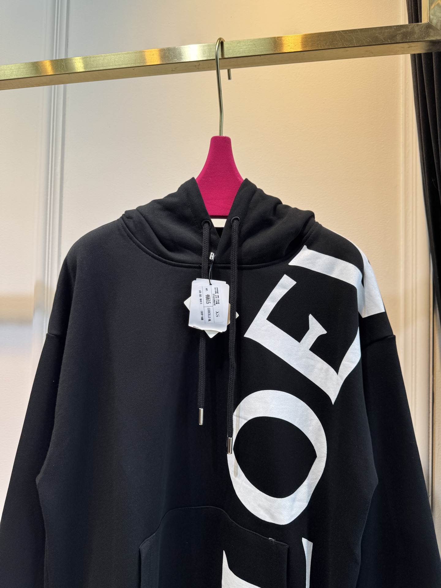 Loe大字母连帽卫衣棉质面料亲肤性佳，穿着柔软舒适，透气性和吸湿性强，能保持皮肤干爽，适合日常长时间穿着