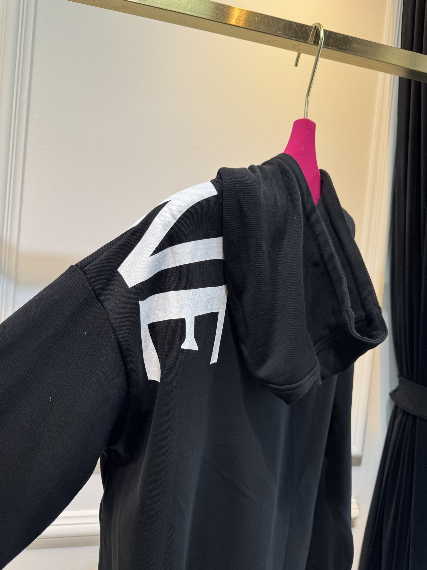 Loe大字母连帽卫衣棉质面料亲肤性佳，穿着柔软舒适，透气性和吸湿性强，能保持皮肤干爽，适合日常长时间穿着