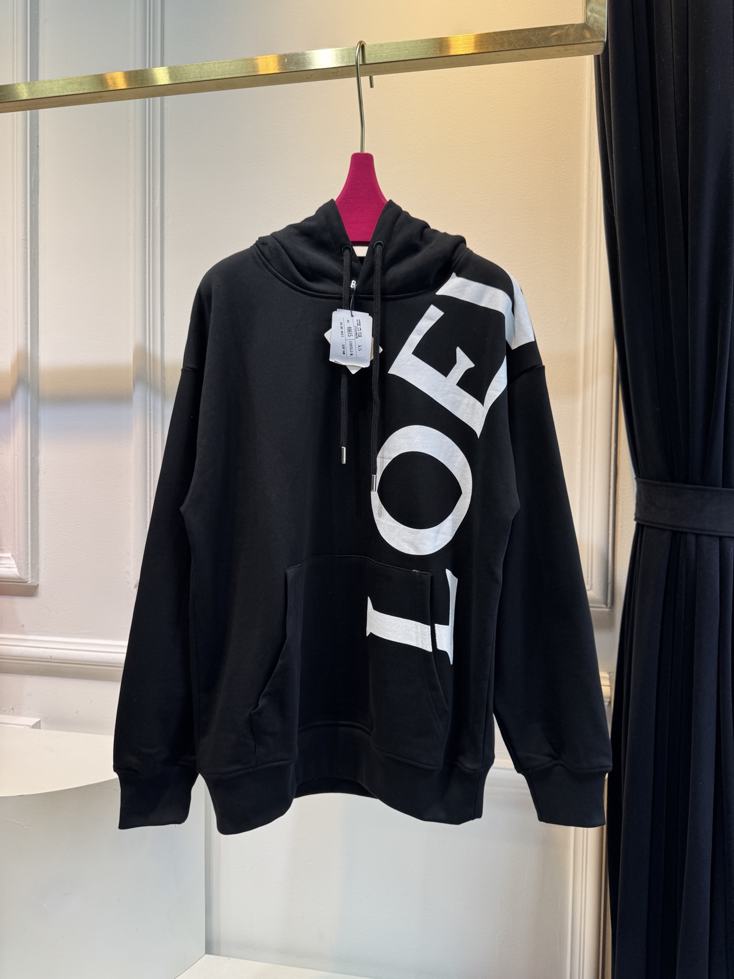 Loe大字母连帽卫衣棉质面料亲肤性佳，穿着柔软舒适，透气性和吸湿性强，能保持皮肤干爽，适合日常长时间穿着