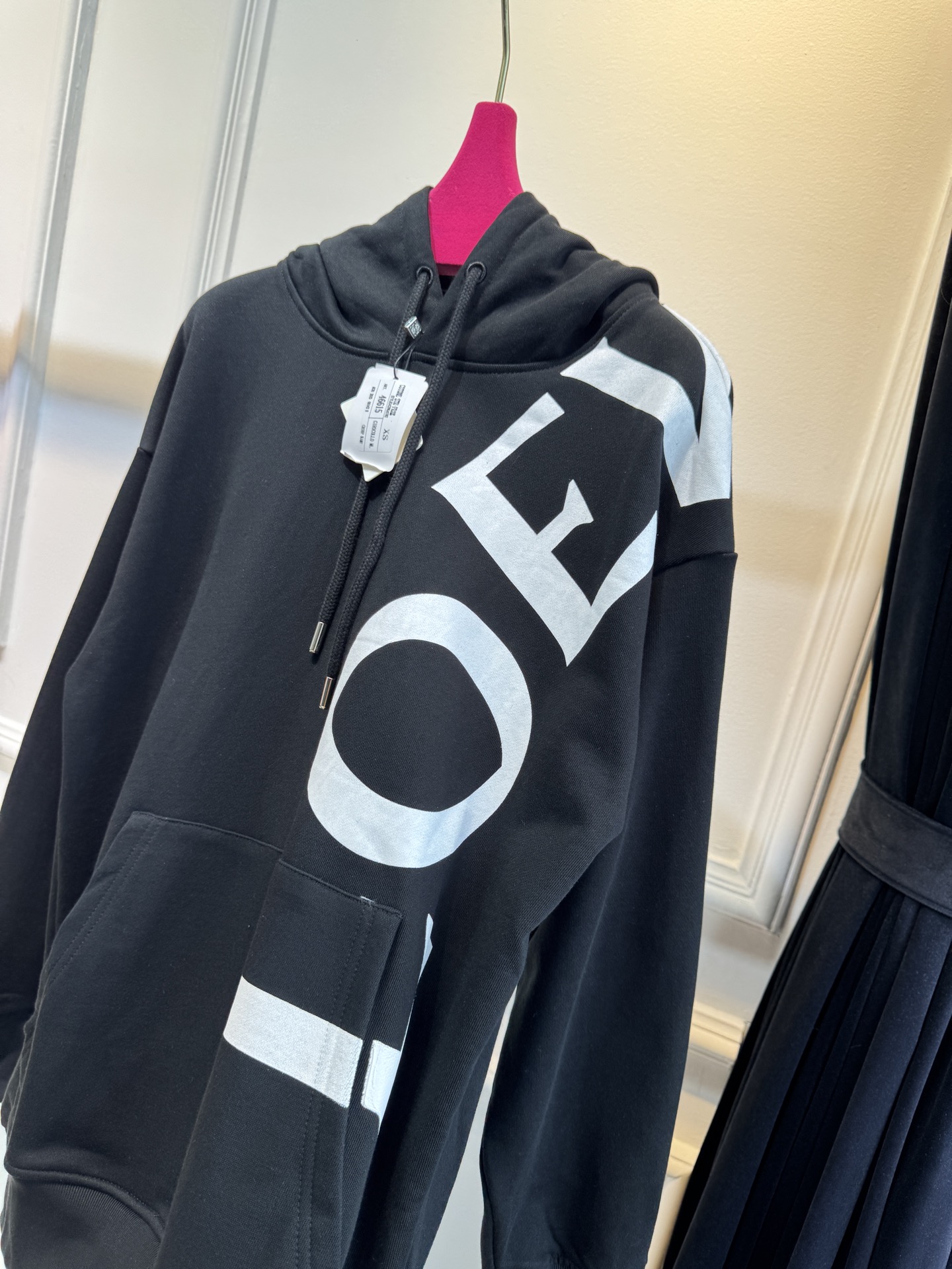 Loe大字母连帽卫衣棉质面料亲肤性佳，穿着柔软舒适，透气性和吸湿性强，能保持皮肤干爽，适合日常长时间穿着