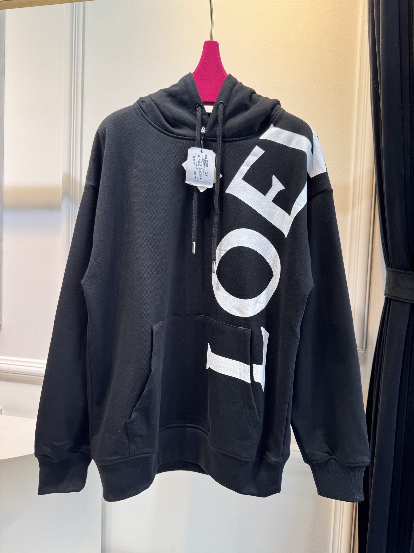 Loe大字母连帽卫衣棉质面料亲肤性佳，穿着柔软舒适，透气性和吸湿性强，能保持皮肤干爽，适合日常长时间穿着