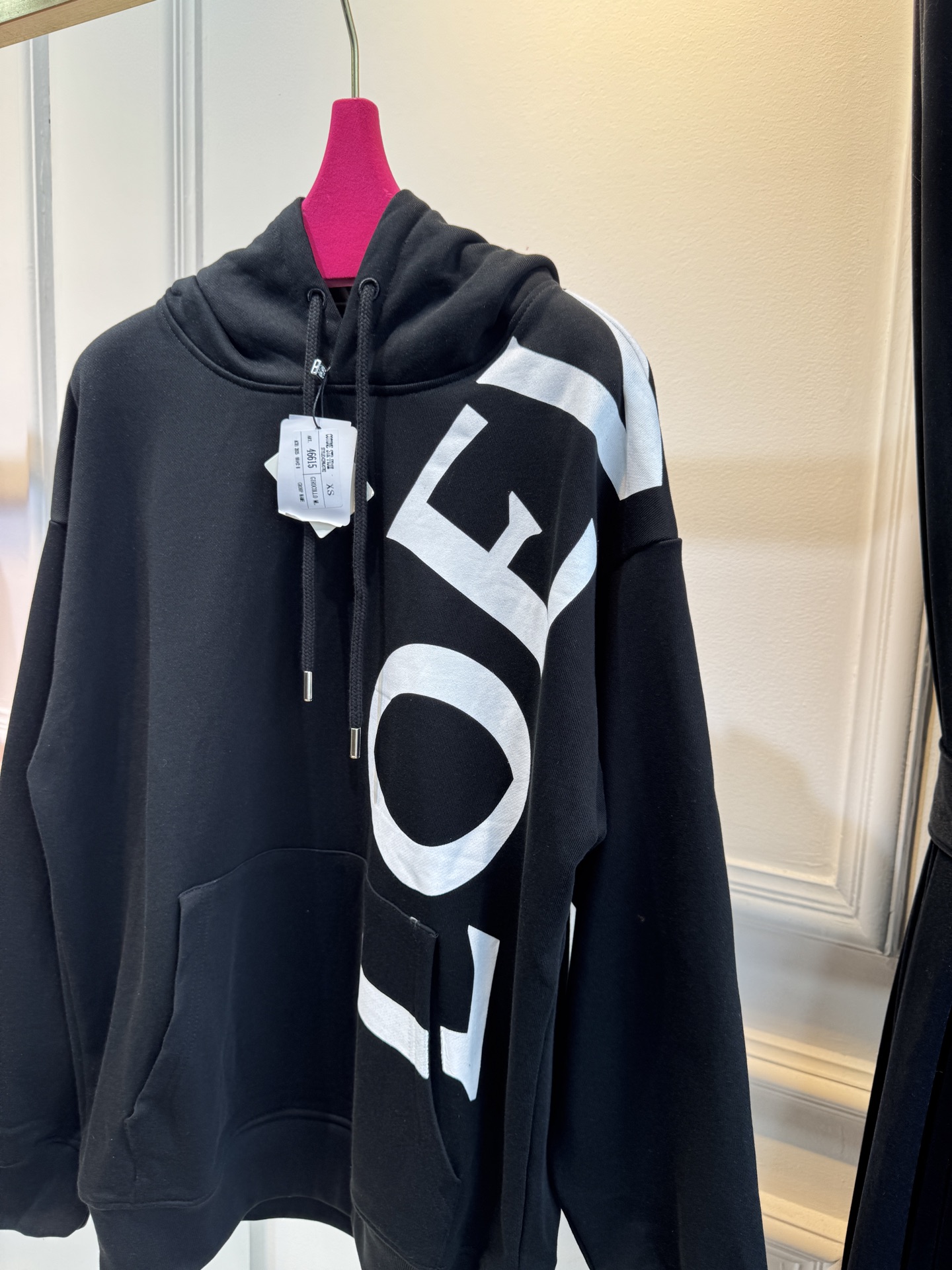 Loe大字母连帽卫衣棉质面料亲肤性佳，穿着柔软舒适，透气性和吸湿性强，能保持皮肤干爽，适合日常长时间穿着