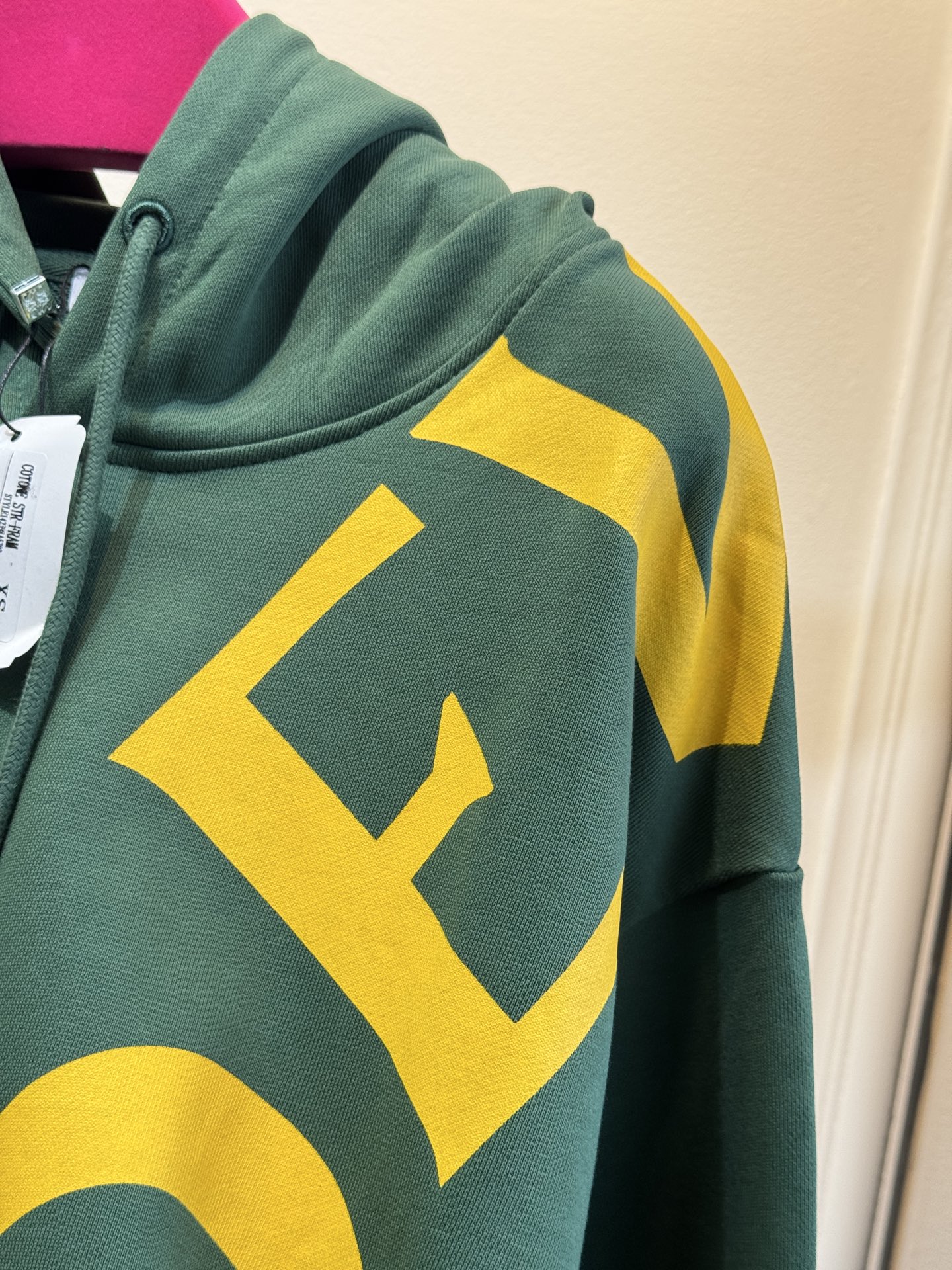 Loe大字母连帽卫衣棉质面料亲肤性佳，穿着柔软舒适，透气性和吸湿性强，能保持皮肤干爽，适合日常长时间穿着