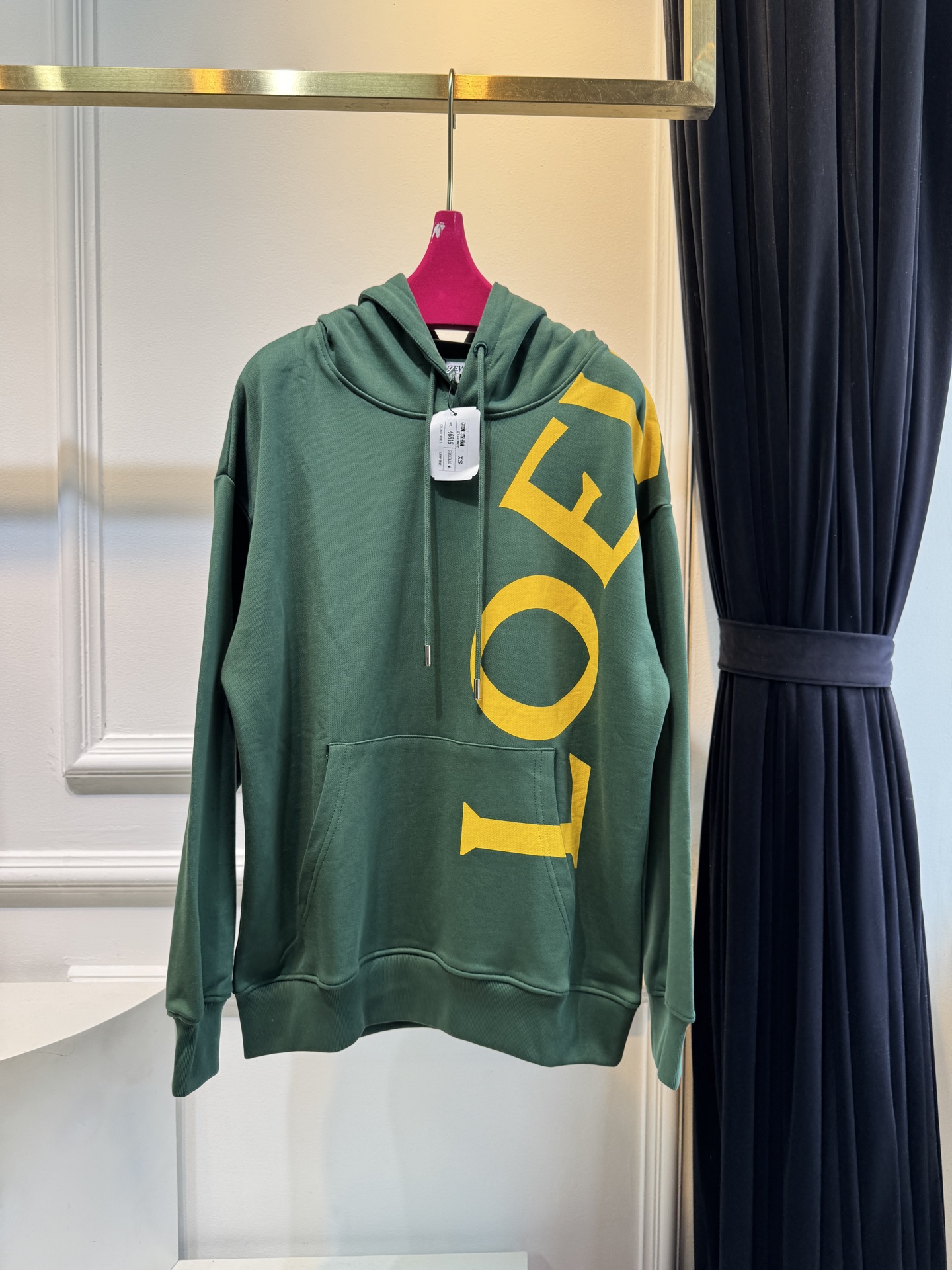 Loe大字母连帽卫衣棉质面料亲肤性佳，穿着柔软舒适，透气性和吸湿性强，能保持皮肤干爽，适合日常长时间穿着