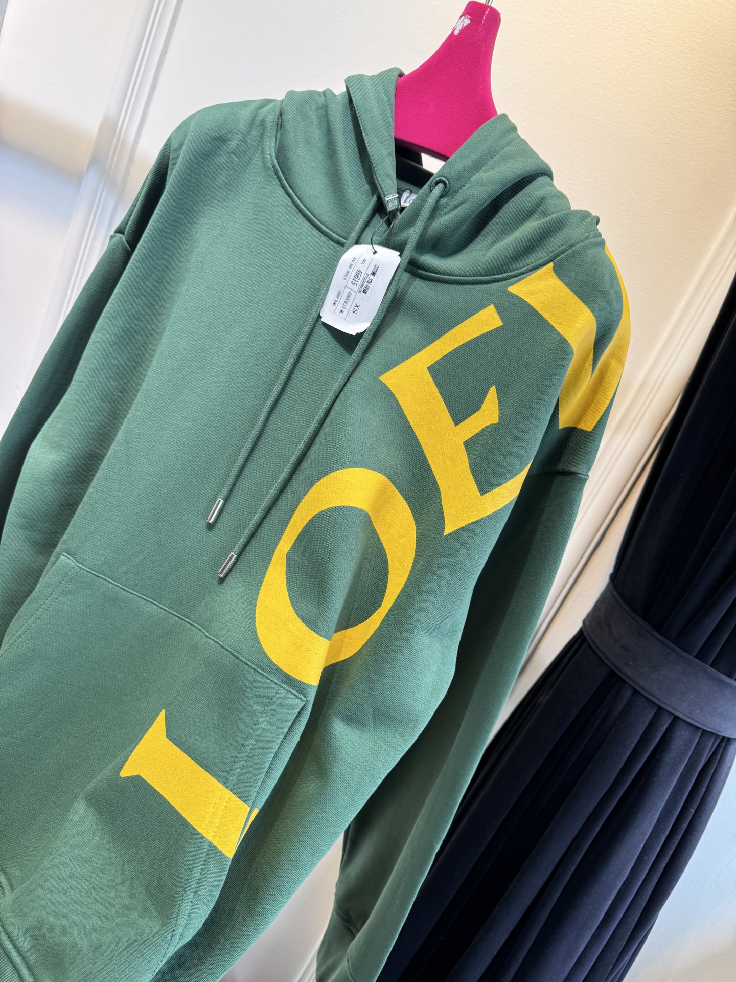 Loe大字母连帽卫衣棉质面料亲肤性佳，穿着柔软舒适，透气性和吸湿性强，能保持皮肤干爽，适合日常长时间穿着