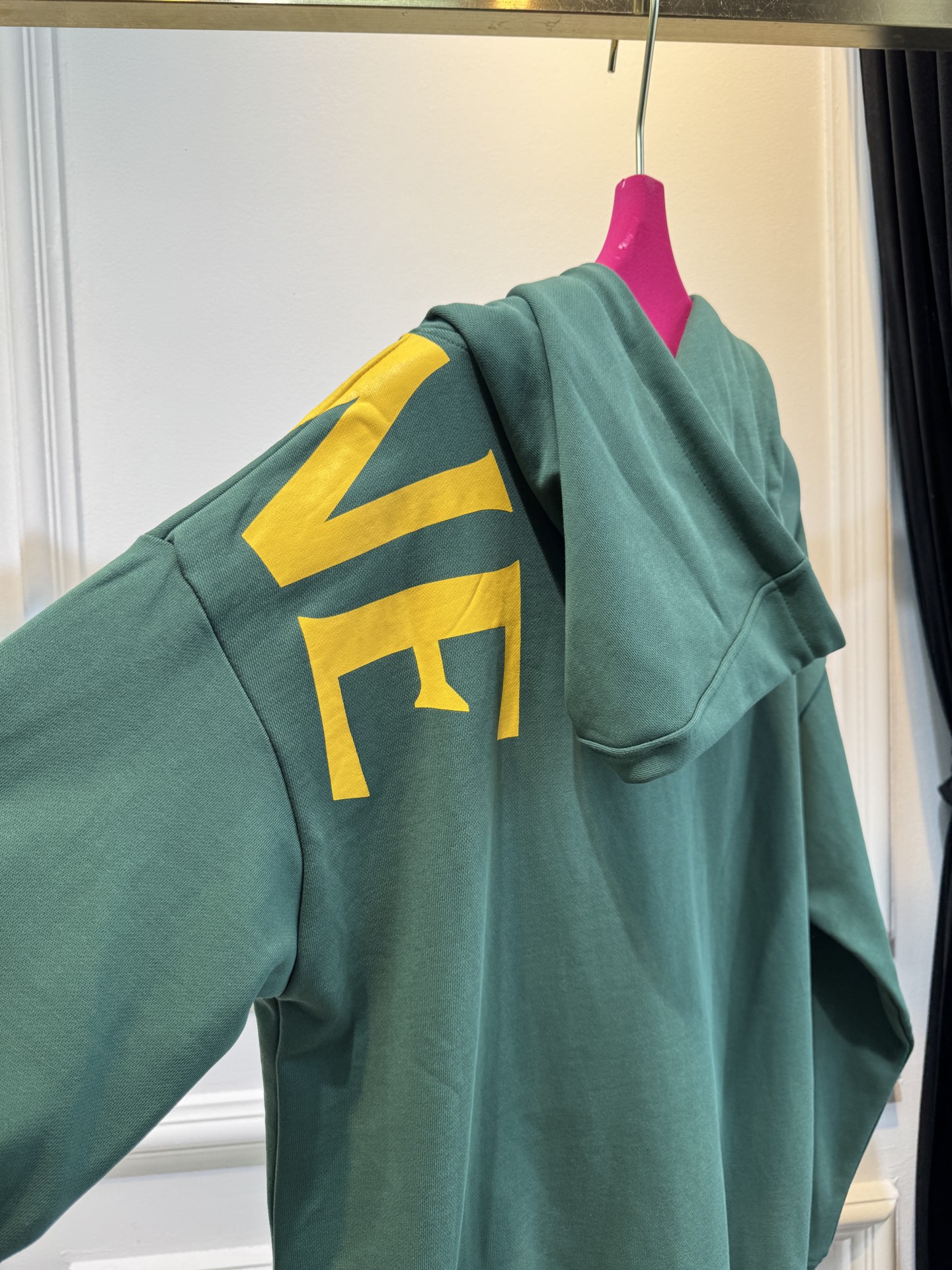 Loe大字母连帽卫衣棉质面料亲肤性佳，穿着柔软舒适，透气性和吸湿性强，能保持皮肤干爽，适合日常长时间穿着