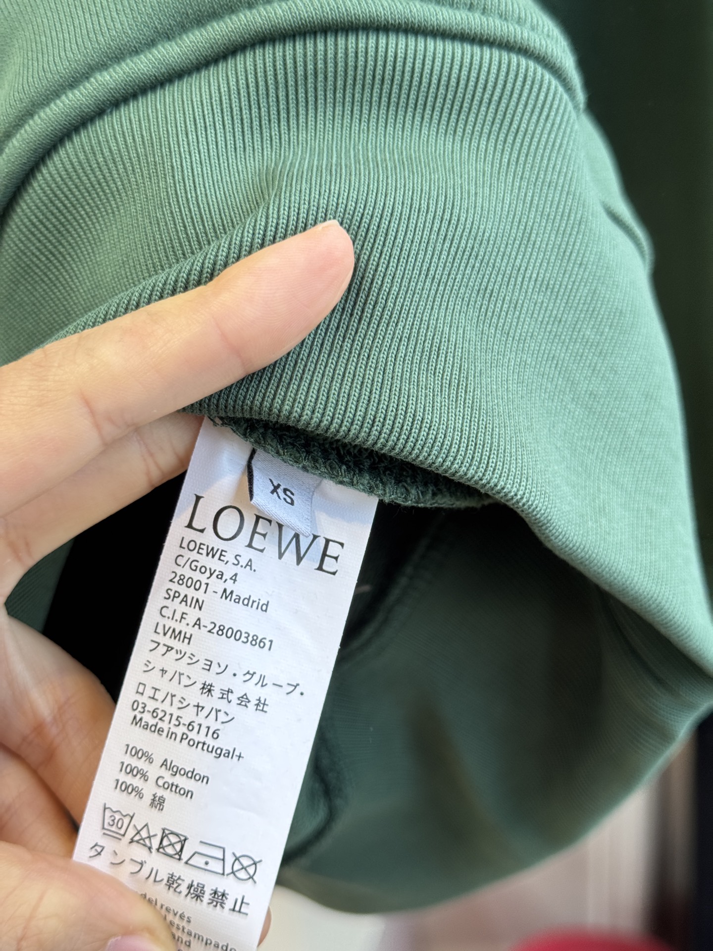 Loe大字母连帽卫衣棉质面料亲肤性佳，穿着柔软舒适，透气性和吸湿性强，能保持皮肤干爽，适合日常长时间穿着