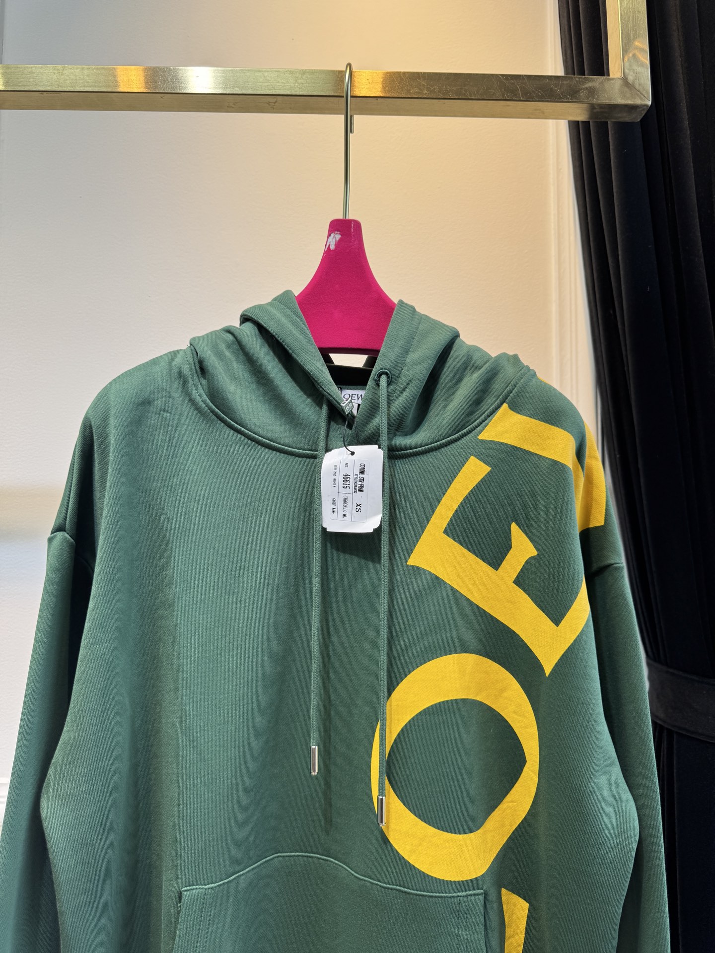 Loe大字母连帽卫衣棉质面料亲肤性佳，穿着柔软舒适，透气性和吸湿性强，能保持皮肤干爽，适合日常长时间穿着