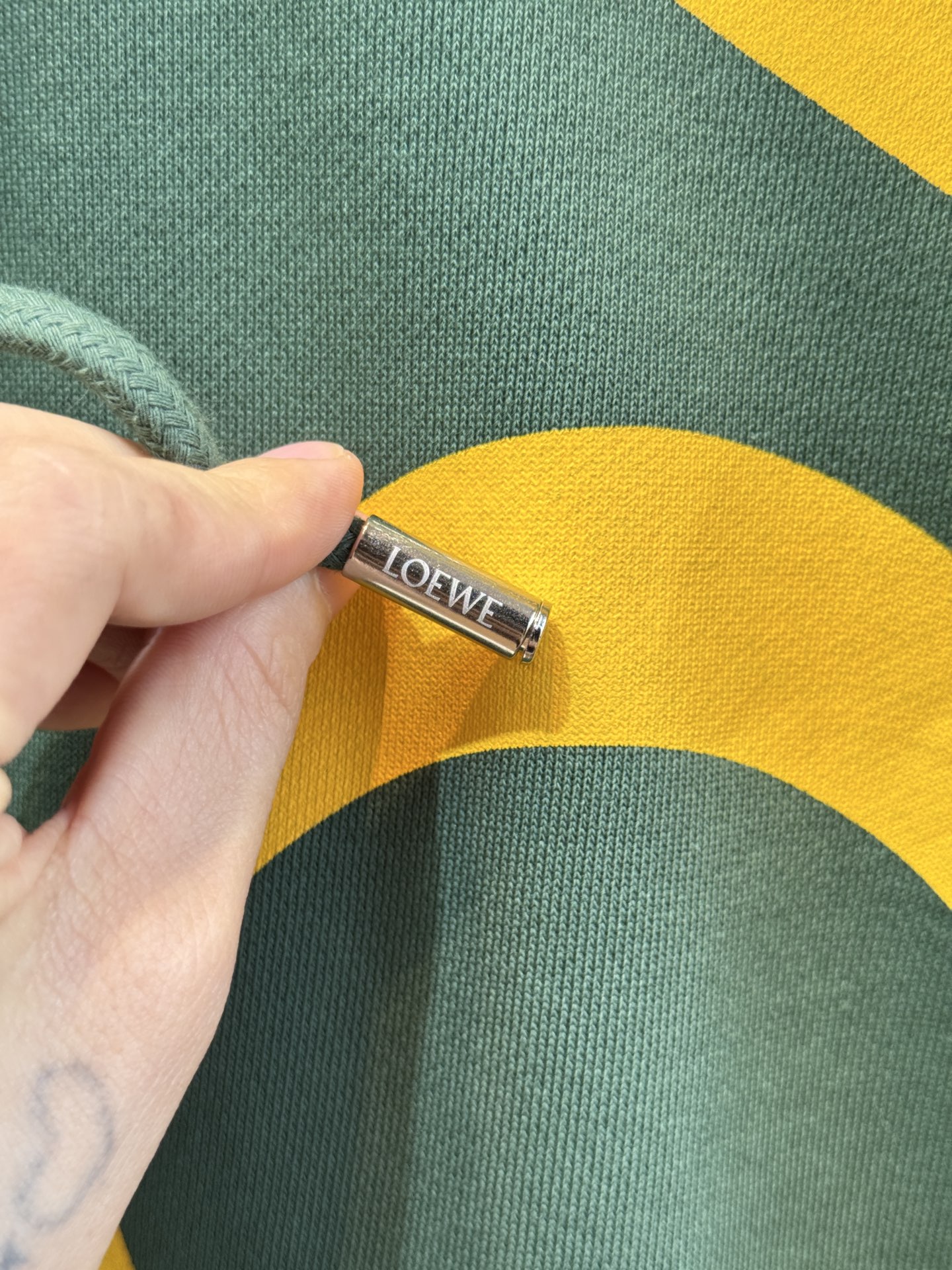 Loe大字母连帽卫衣棉质面料亲肤性佳，穿着柔软舒适，透气性和吸湿性强，能保持皮肤干爽，适合日常长时间穿着