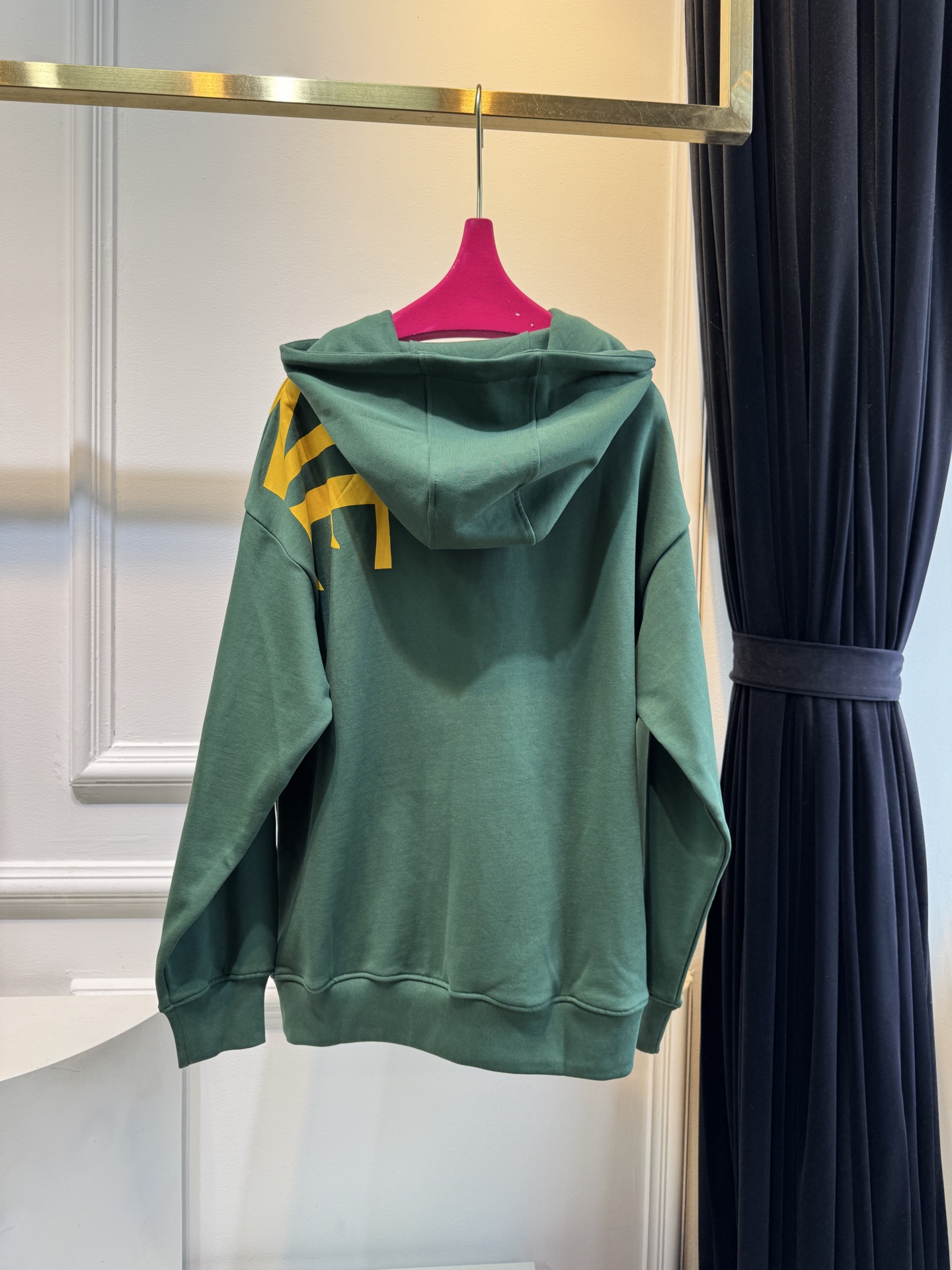 Loe大字母连帽卫衣棉质面料亲肤性佳，穿着柔软舒适，透气性和吸湿性强，能保持皮肤干爽，适合日常长时间穿着