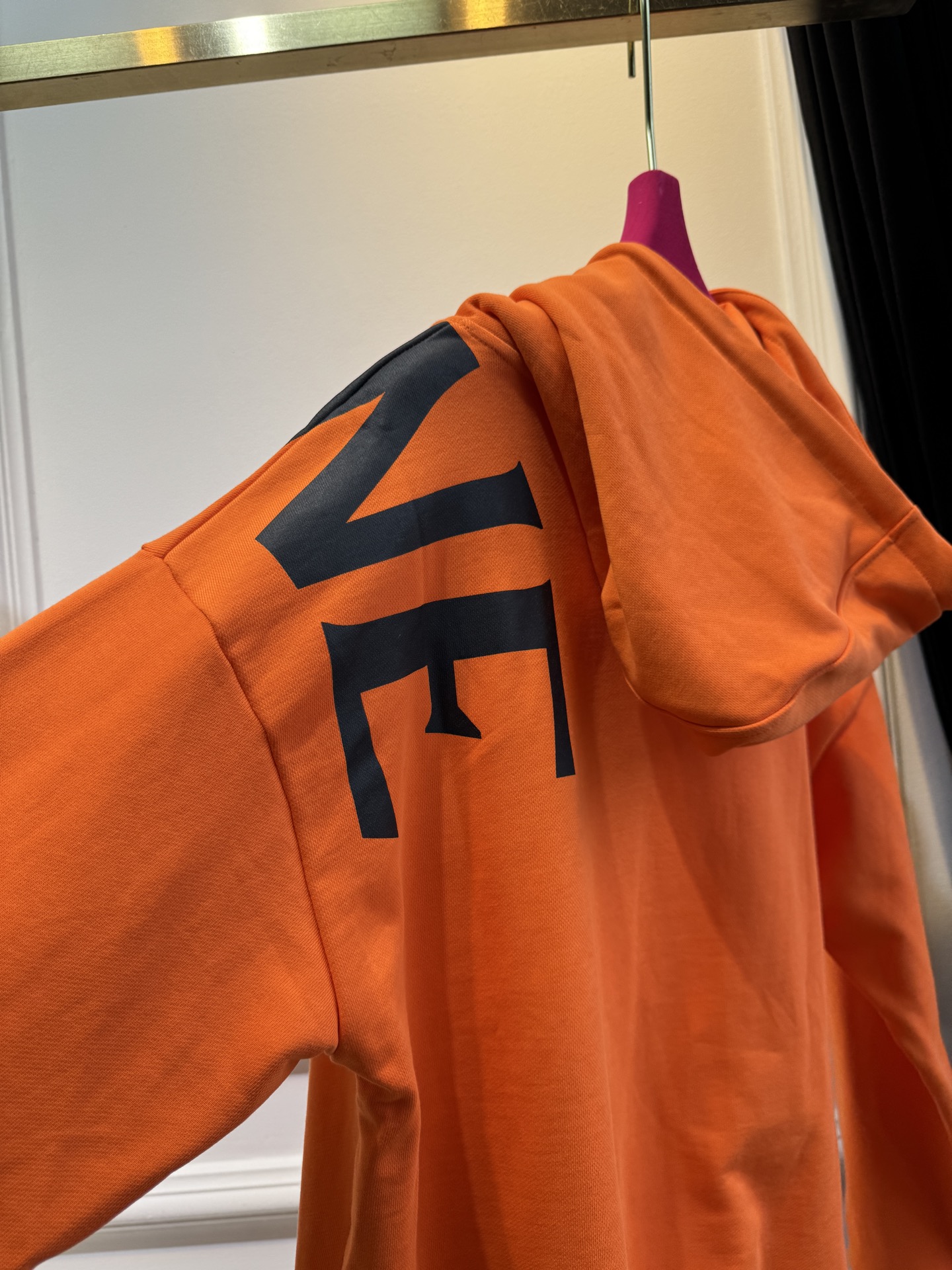 Loe大字母连帽卫衣棉质面料亲肤性佳，穿着柔软舒适，透气性和吸湿性强，能保持皮肤干爽，适合日常长时间穿着