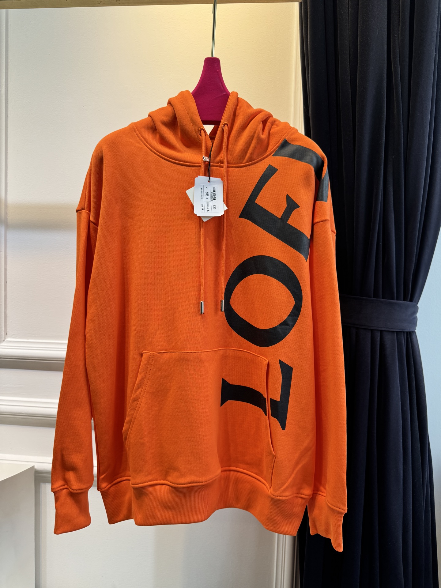 Loe大字母连帽卫衣棉质面料亲肤性佳，穿着柔软舒适，透气性和吸湿性强，能保持皮肤干爽，适合日常长时间穿着