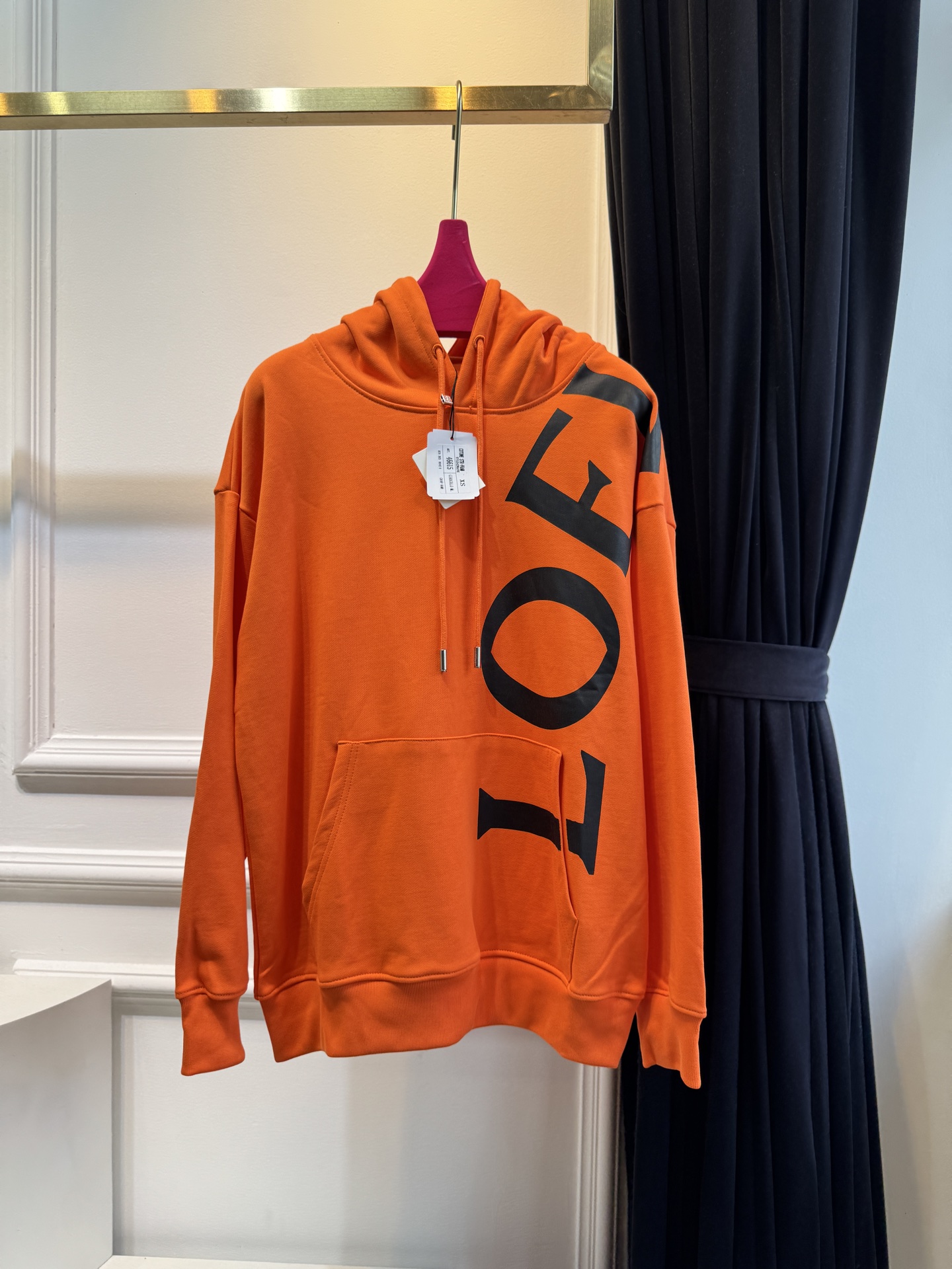 Loe大字母连帽卫衣棉质面料亲肤性佳，穿着柔软舒适，透气性和吸湿性强，能保持皮肤干爽，适合日常长时间穿着