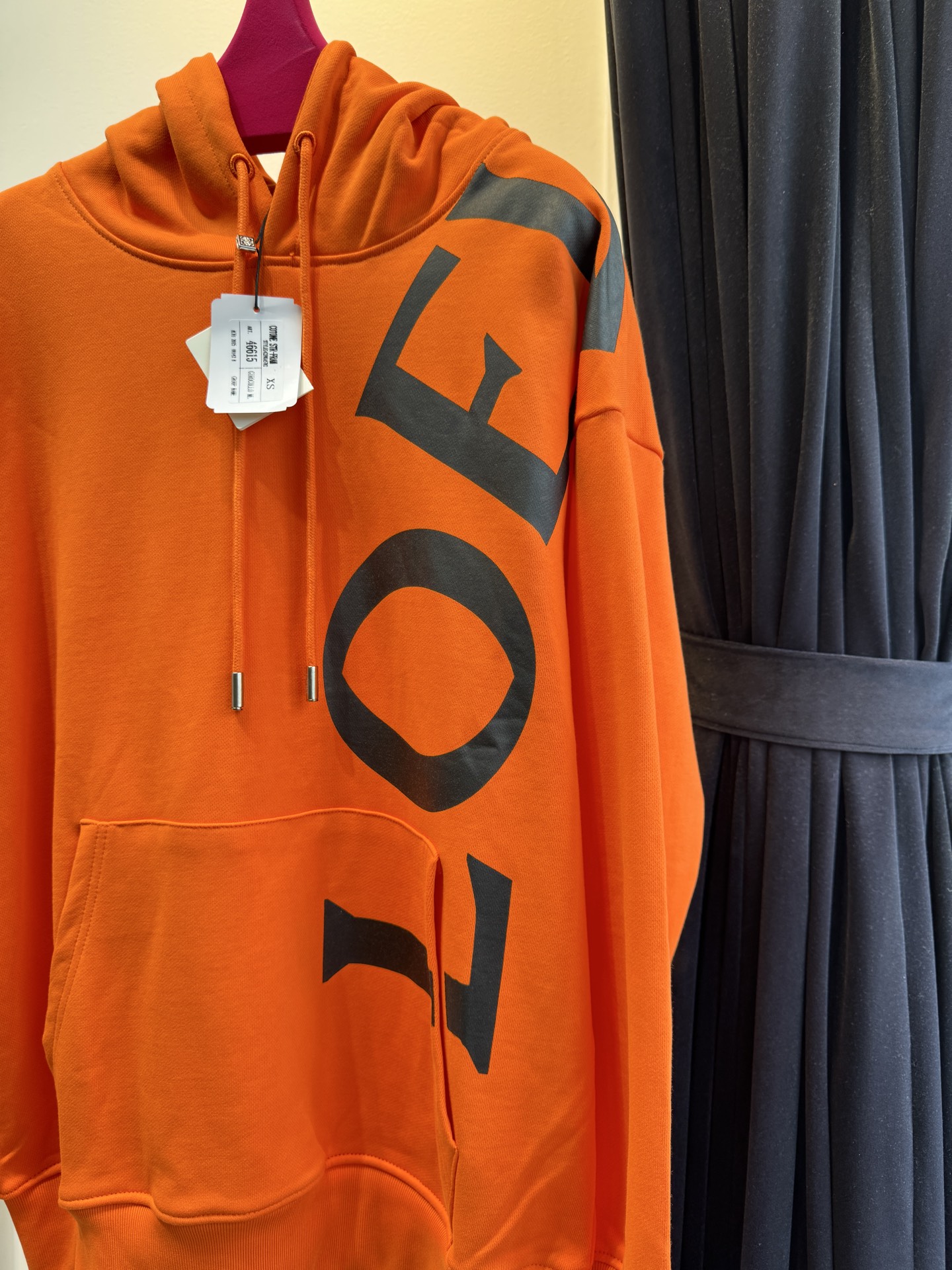 Loe大字母连帽卫衣棉质面料亲肤性佳，穿着柔软舒适，透气性和吸湿性强，能保持皮肤干爽，适合日常长时间穿着