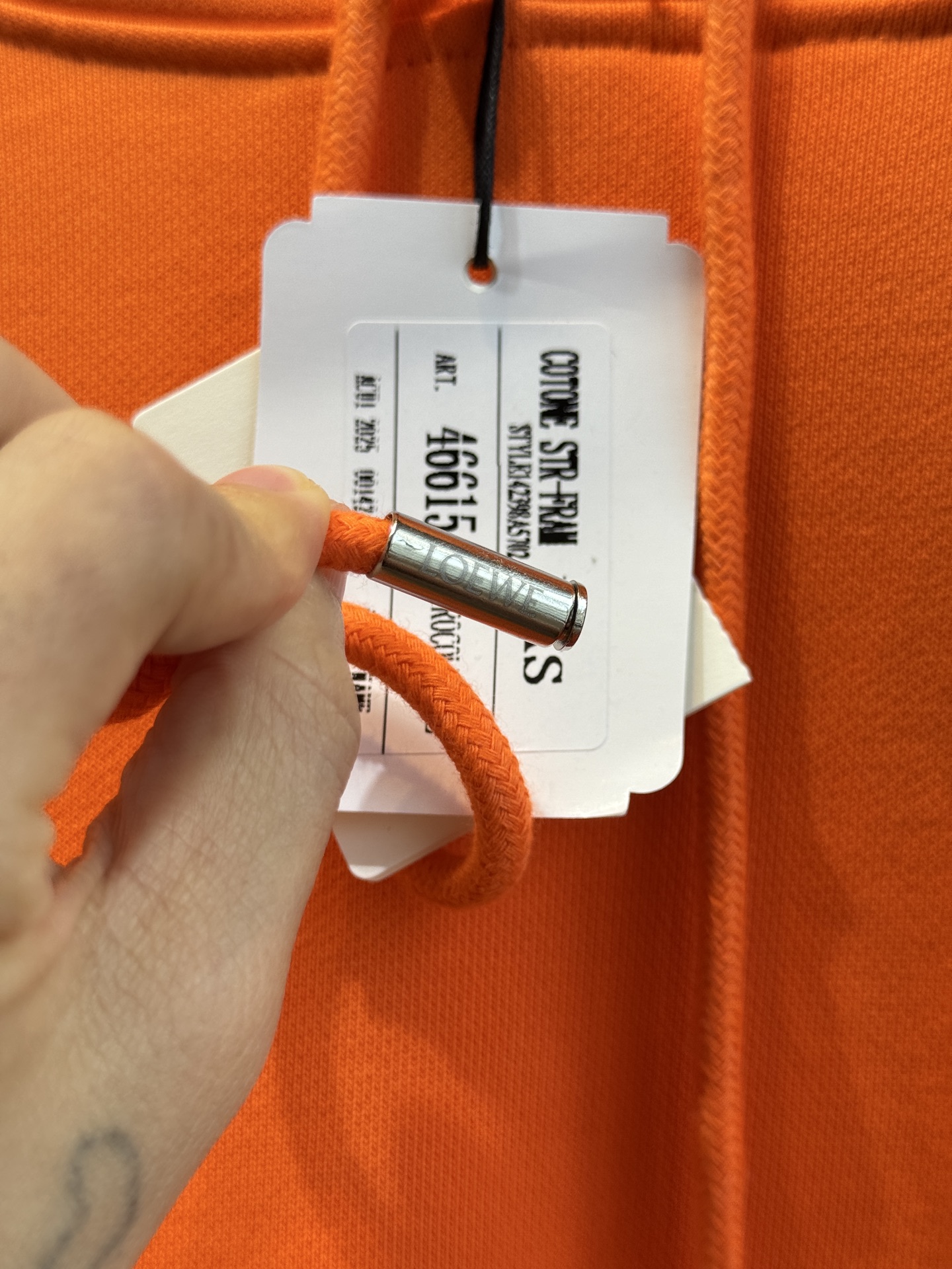 Loe大字母连帽卫衣棉质面料亲肤性佳，穿着柔软舒适，透气性和吸湿性强，能保持皮肤干爽，适合日常长时间穿着