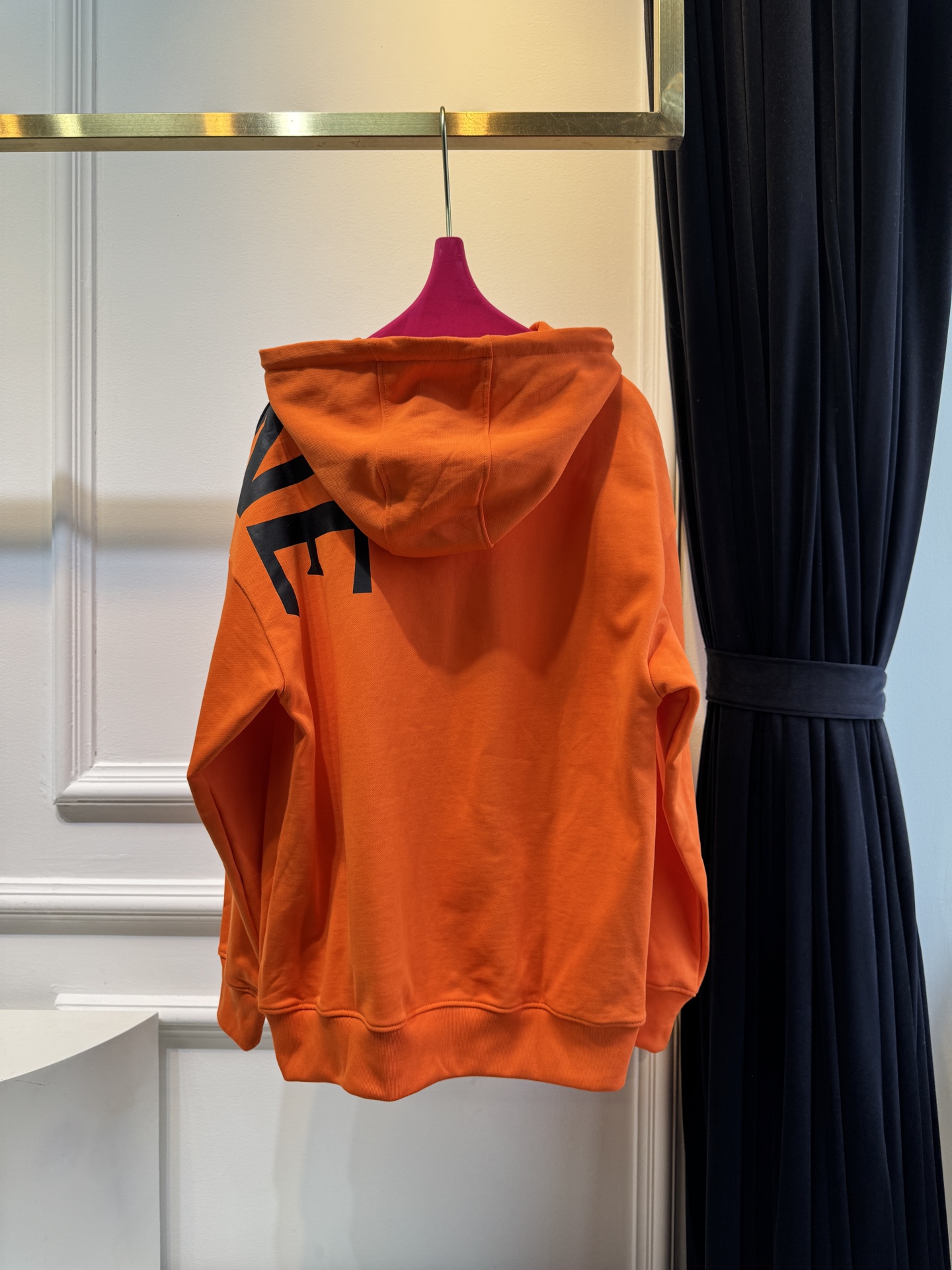 Loe大字母连帽卫衣棉质面料亲肤性佳，穿着柔软舒适，透气性和吸湿性强，能保持皮肤干爽，适合日常长时间穿着