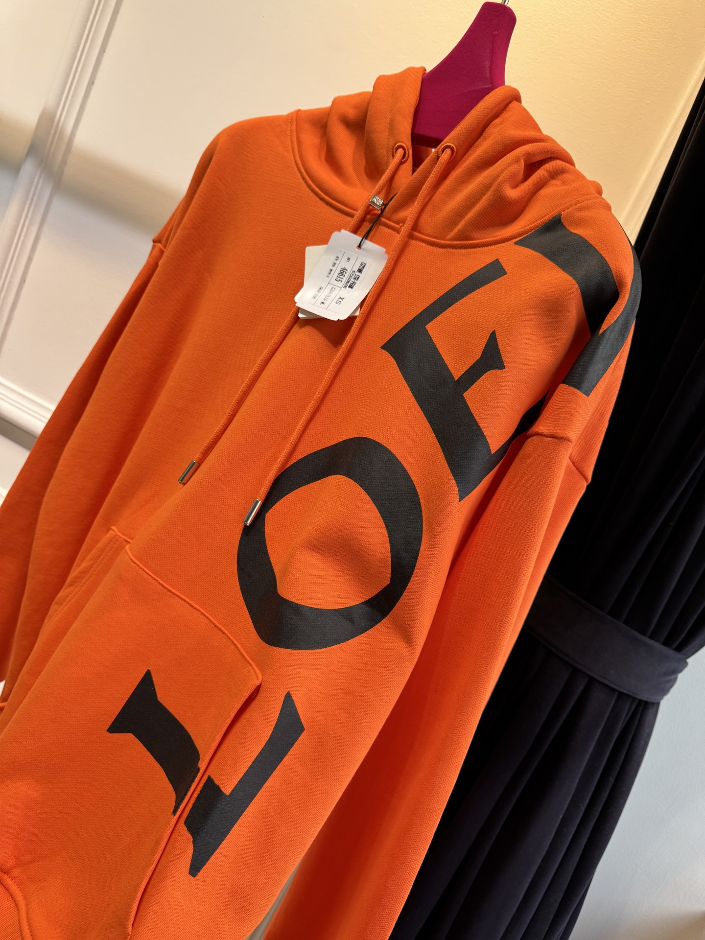 Loe大字母连帽卫衣棉质面料亲肤性佳，穿着柔软舒适，透气性和吸湿性强，能保持皮肤干爽，适合日常长时间穿着