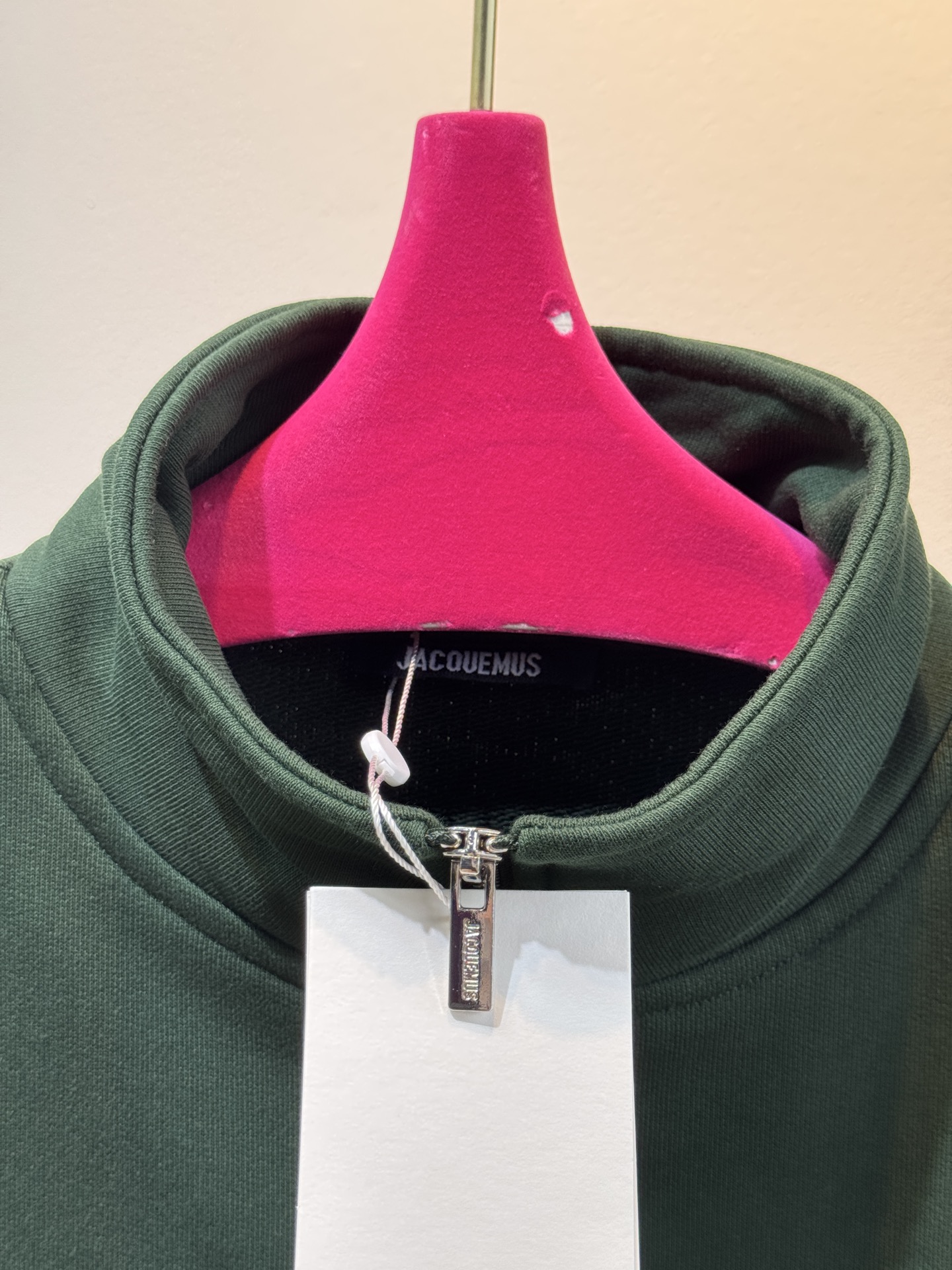 jacquemu*半拉链卫衣。它采用的是混纺棉质面料，棉质面料具有良好的透气性和吸湿性，穿着时能保持肌肤