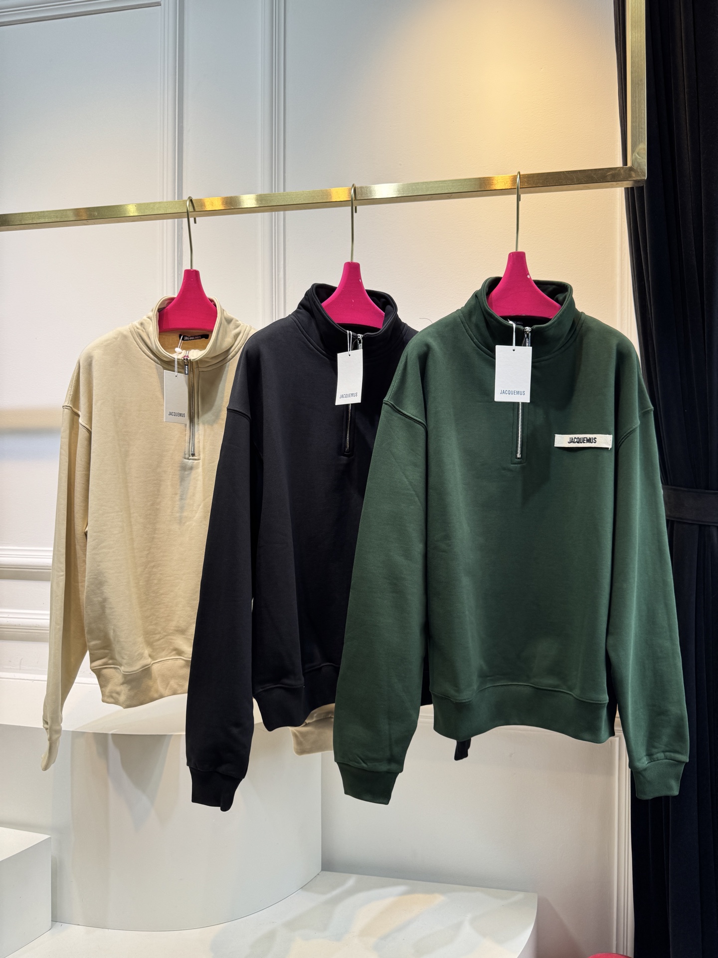 jacquemu*半拉链卫衣。它采用的是混纺棉质面料，棉质面料具有良好的透气性和吸湿性，穿着时能保持肌肤