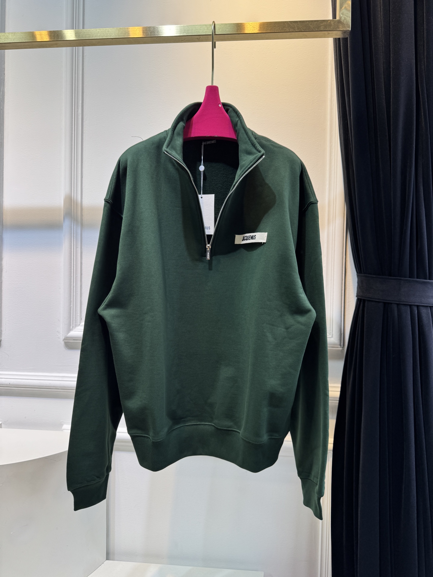 jacquemu*半拉链卫衣。它采用的是混纺棉质面料，棉质面料具有良好的透气性和吸湿性，穿着时能保持肌肤