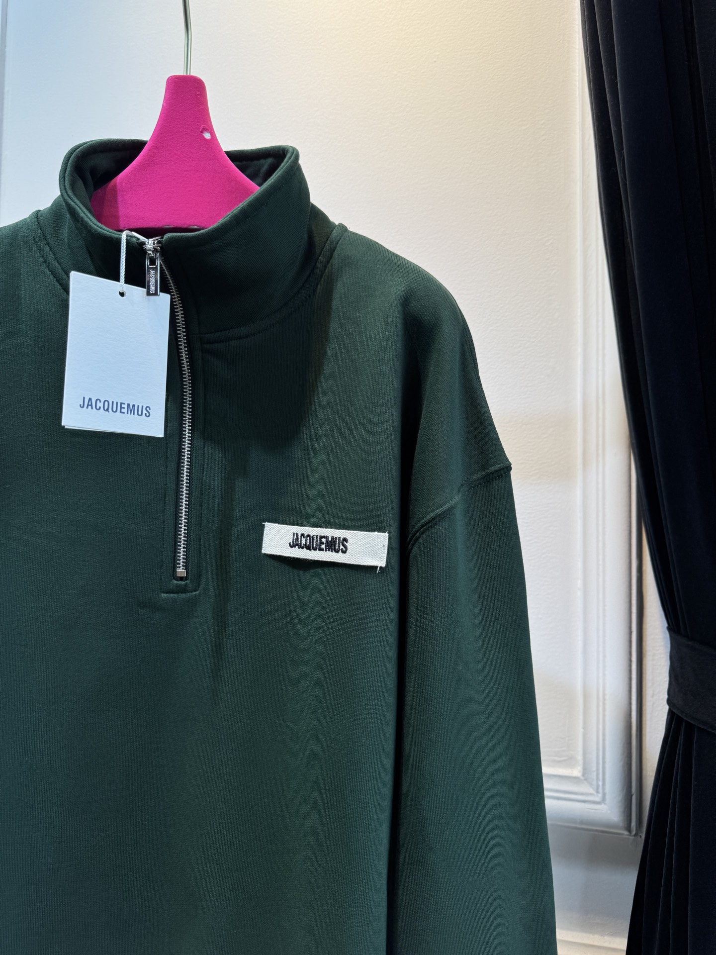 jacquemu*半拉链卫衣。它采用的是混纺棉质面料，棉质面料具有良好的透气性和吸湿性，穿着时能保持肌肤