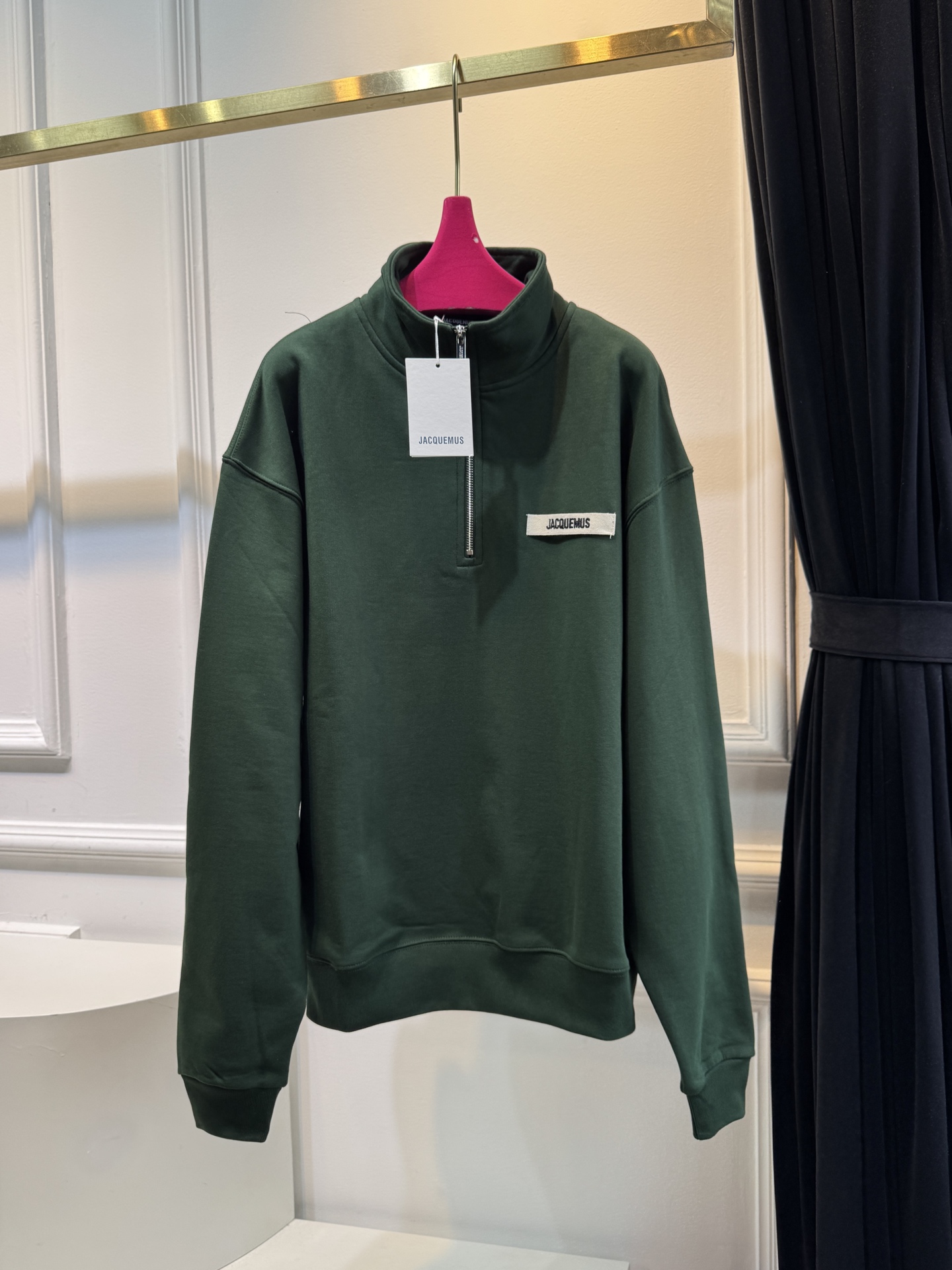 jacquemu*半拉链卫衣。它采用的是混纺棉质面料，棉质面料具有良好的透气性和吸湿性，穿着时能保持肌肤