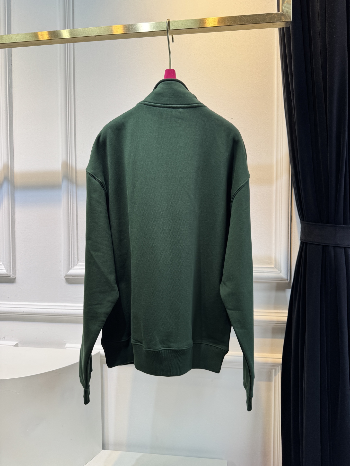 jacquemu*半拉链卫衣。它采用的是混纺棉质面料，棉质面料具有良好的透气性和吸湿性，穿着时能保持肌肤