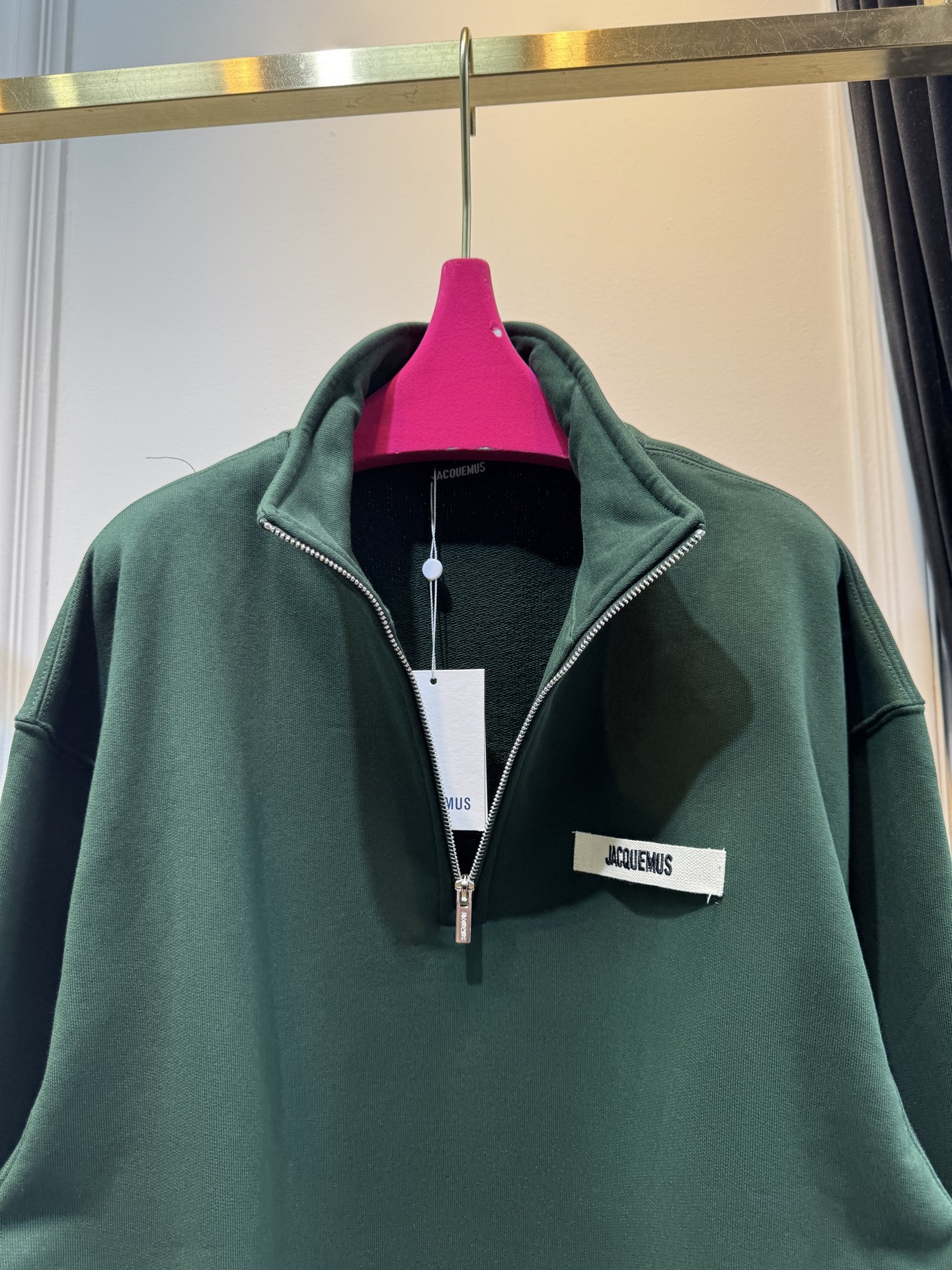 jacquemu*半拉链卫衣。它采用的是混纺棉质面料，棉质面料具有良好的透气性和吸湿性，穿着时能保持肌肤